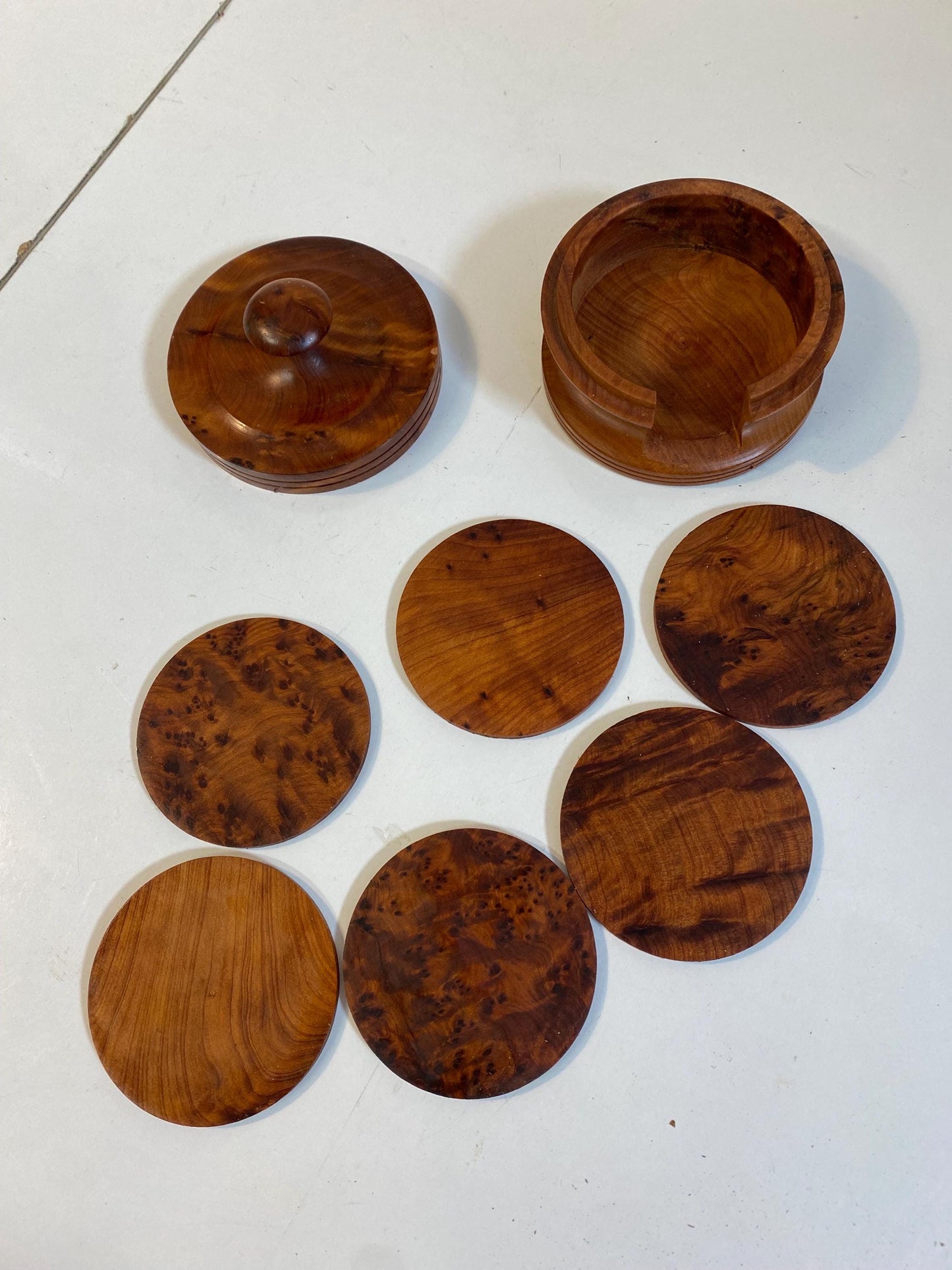 Set di Sottobicchieri Vintage in Radica di Noce con Contenitore Artigianale ed Elegante (7,5 cm)