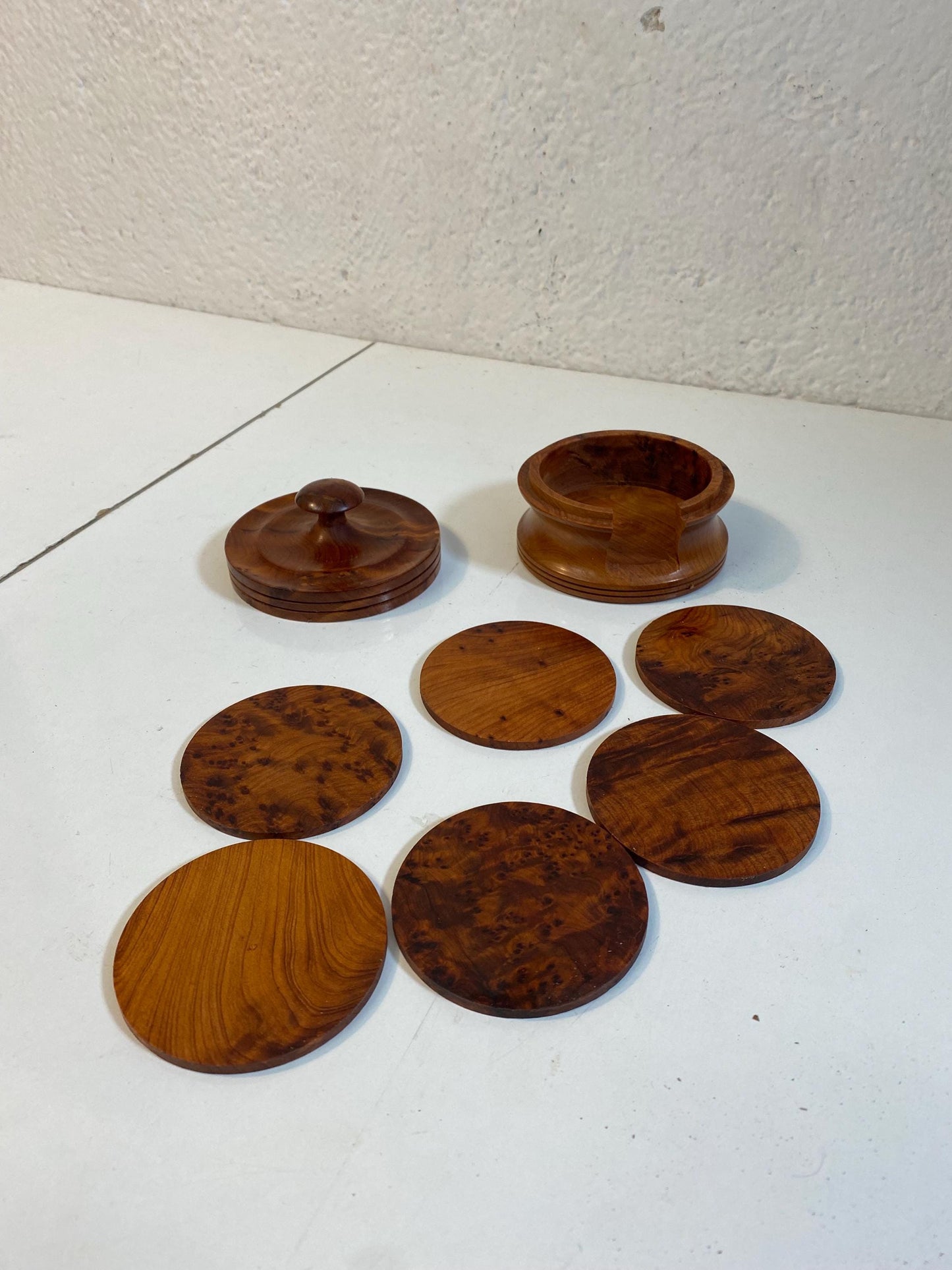 Set di Sottobicchieri Vintage in Radica di Noce con Contenitore Artigianale ed Elegante (7,5 cm)