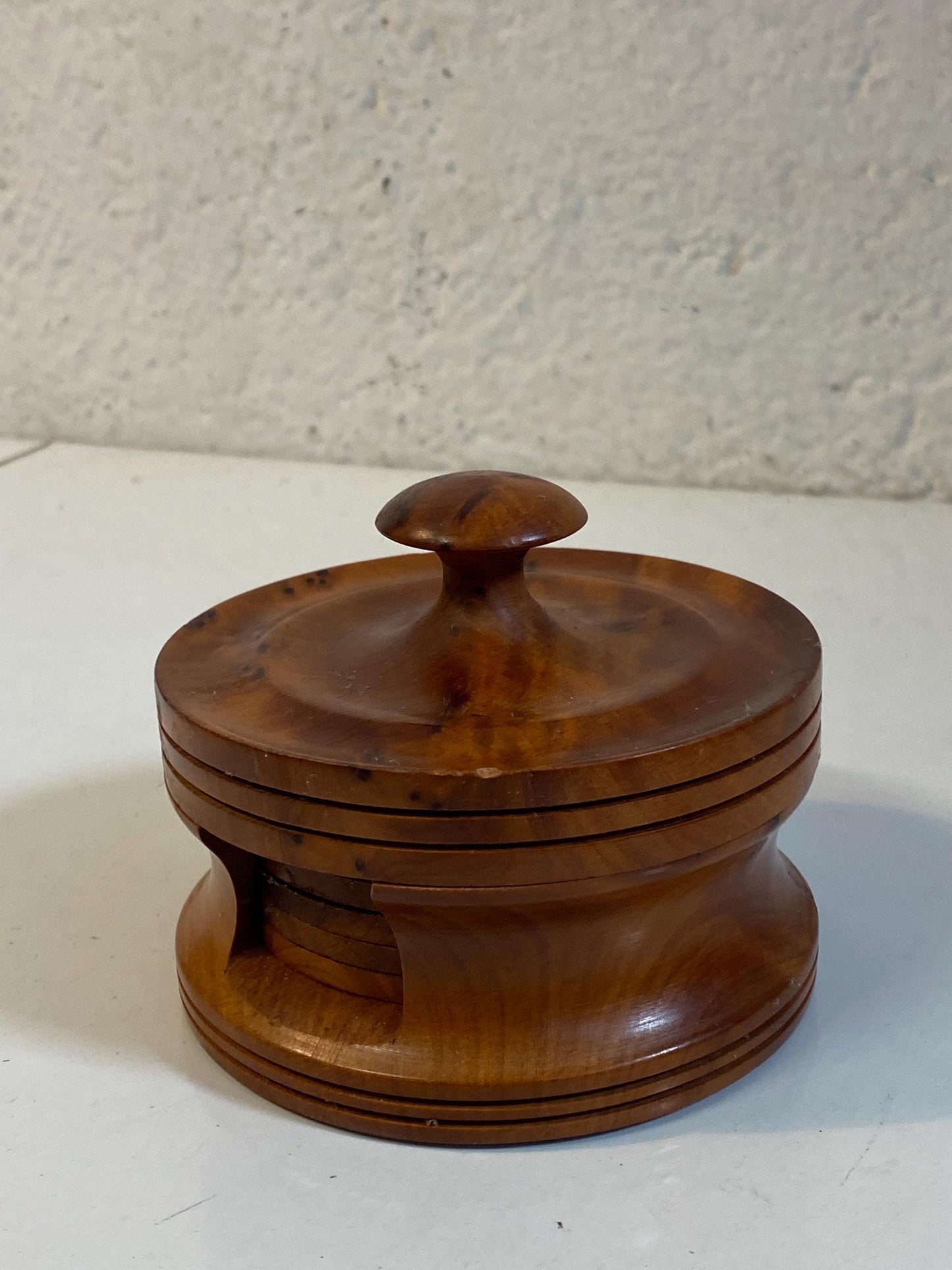 Set di Sottobicchieri Vintage in Radica di Noce con Contenitore Artigianale ed Elegante (7,5 cm)