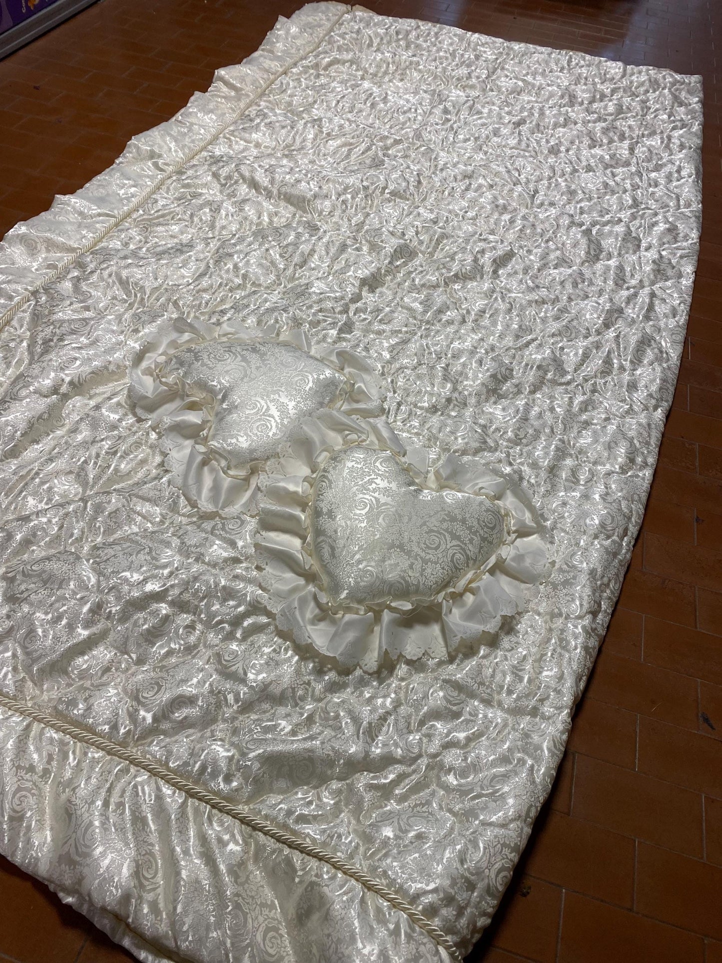 Trapunta Matrimoniale Vintage "Katia" 240x260 cm con Volant e Pizzo, 2 Cuscini Arredo Inclusi