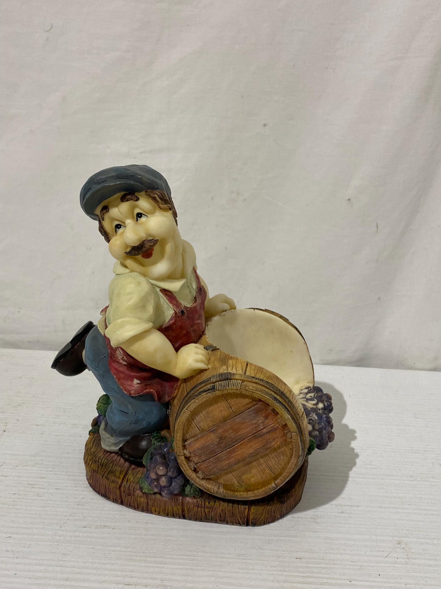 Portabottiglie in Resina Vintage - Contadino con Botte e Uva 23x21x13 cm