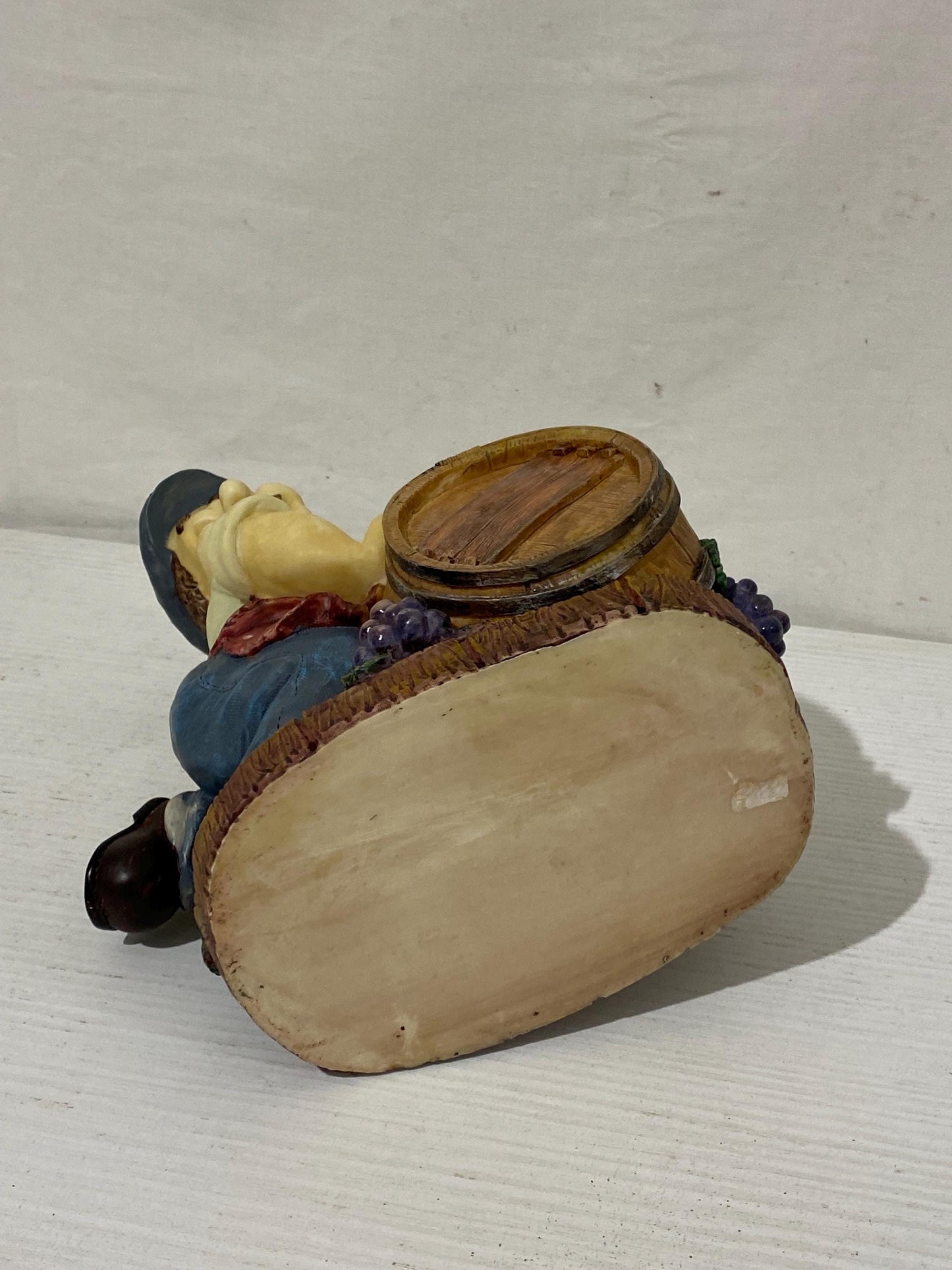 Portabottiglie in Resina Vintage - Contadino con Botte e Uva 23x21x13 cm