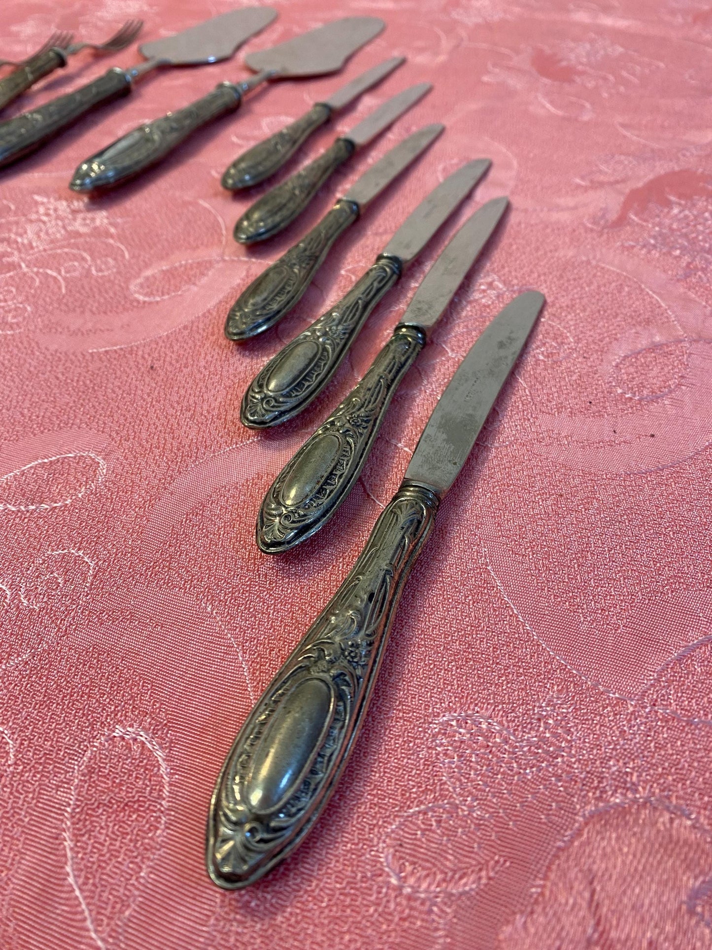 Set Vintage Posate da Dolce in Argento Inciso 14 Pezzi Eleganti con Manico Cesellato