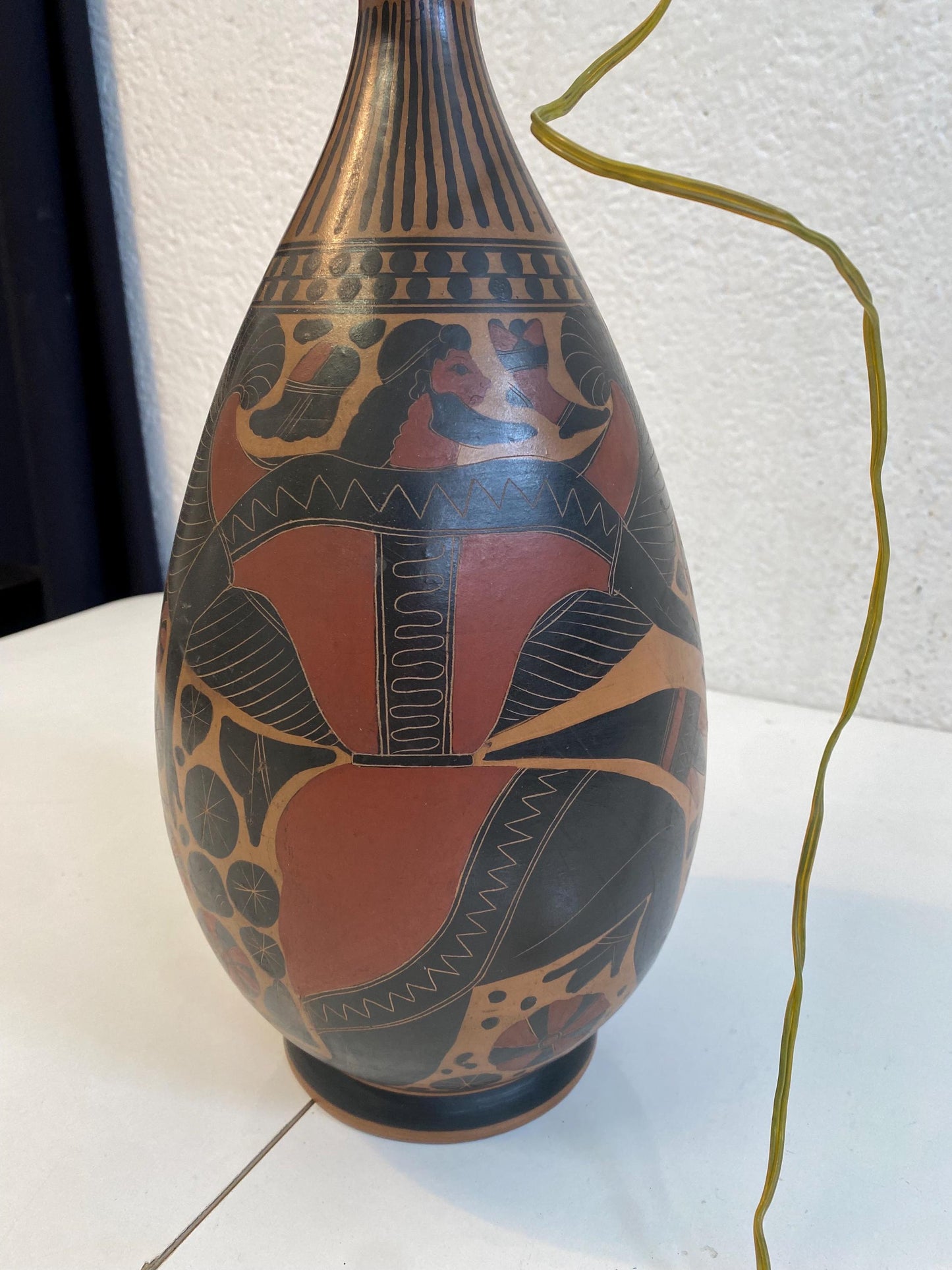 Lampada Vintage in Terracotta con Motivi Mitologici, Eleganza e Stile Classico, 40x18 cm