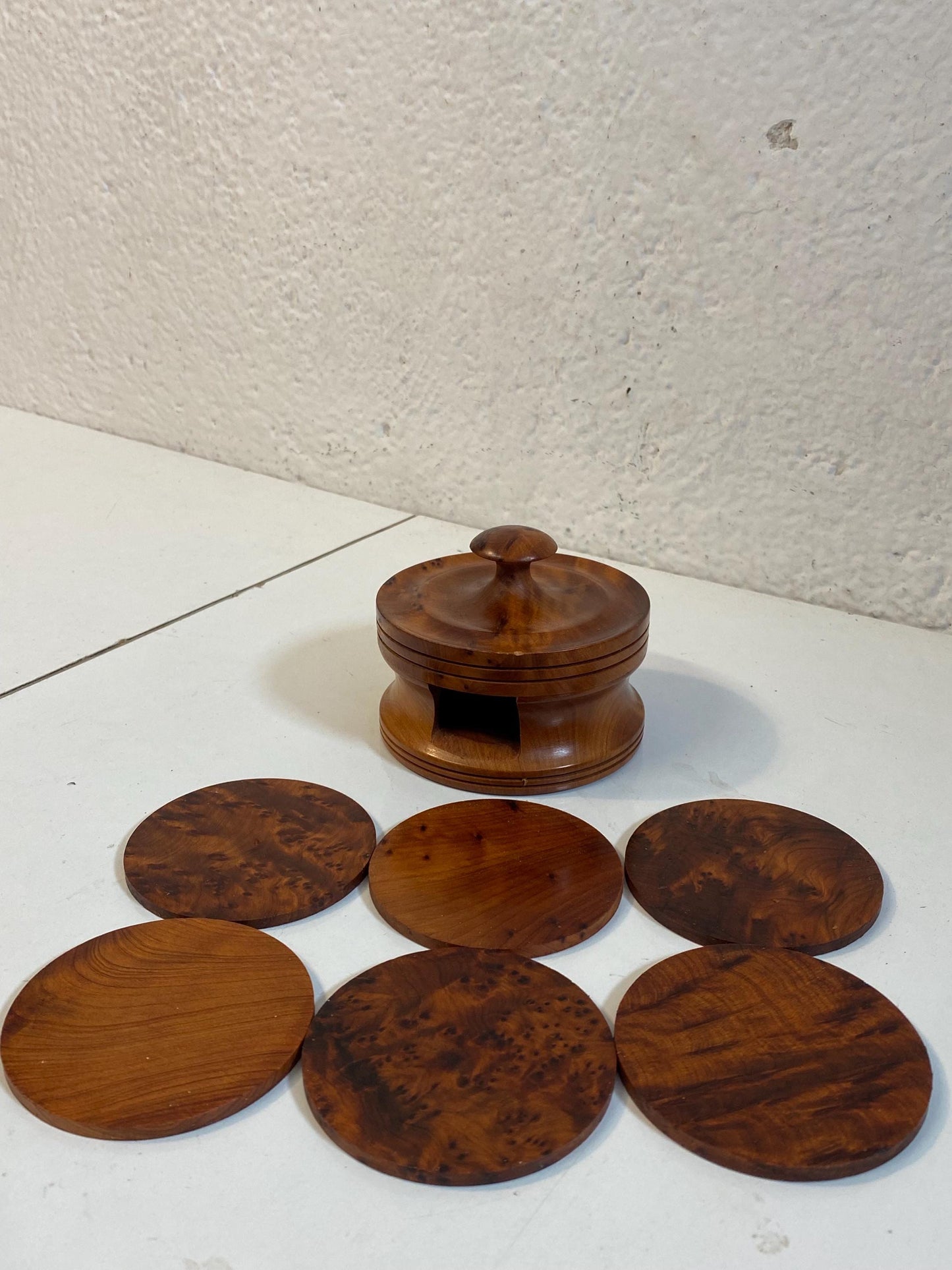 Set di Sottobicchieri Vintage in Radica di Noce con Contenitore Artigianale ed Elegante (7,5 cm)