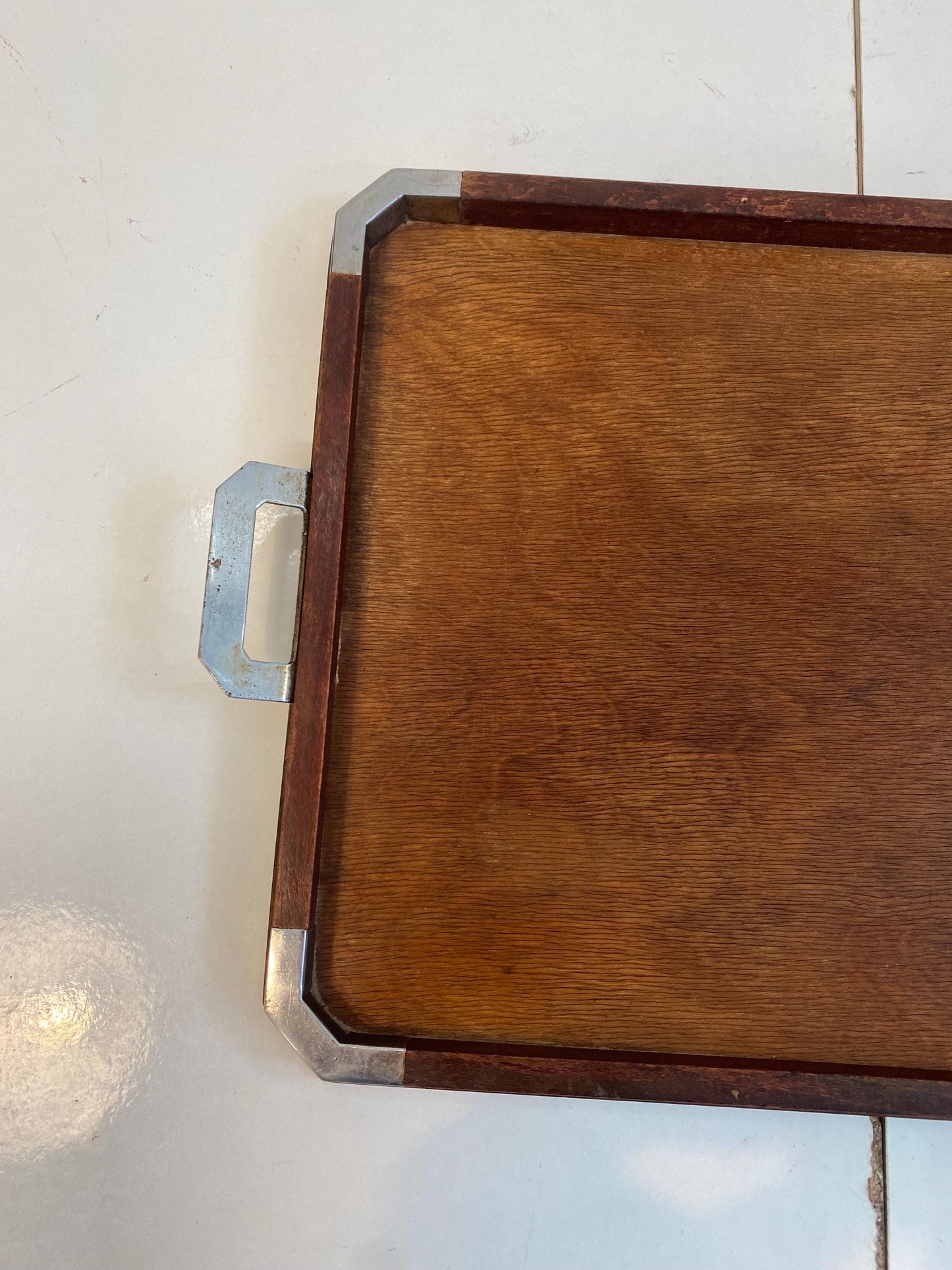 Vassoio vintage in legno con angoli e manici in metallo Stile retrò elegante (47x29 cm)