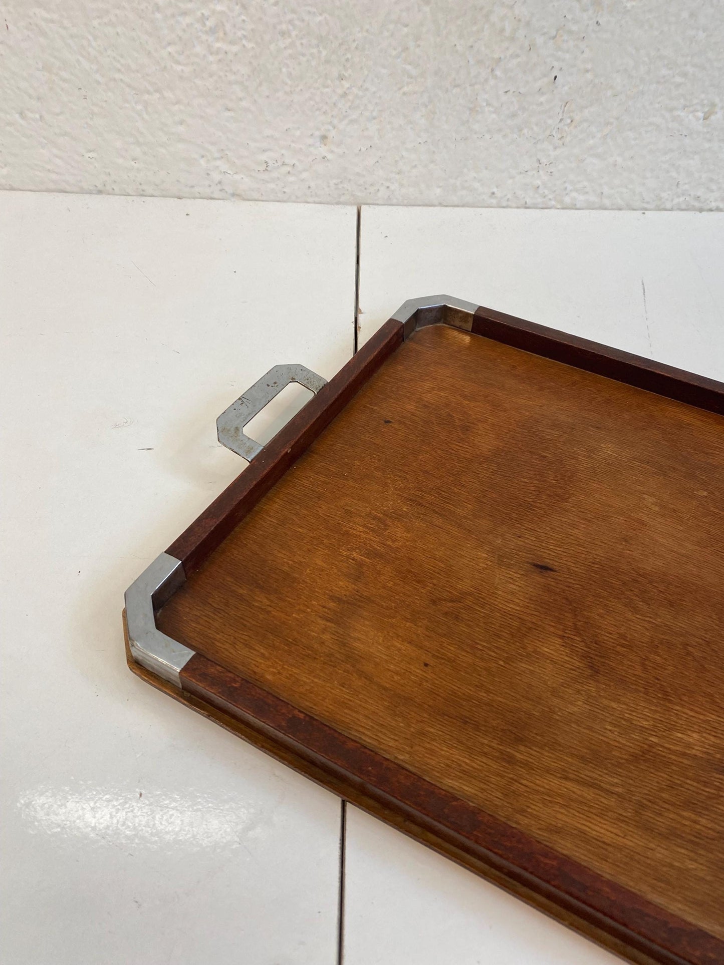 Vassoio vintage in legno con angoli e manici in metallo Stile retrò elegante (47x29 cm)