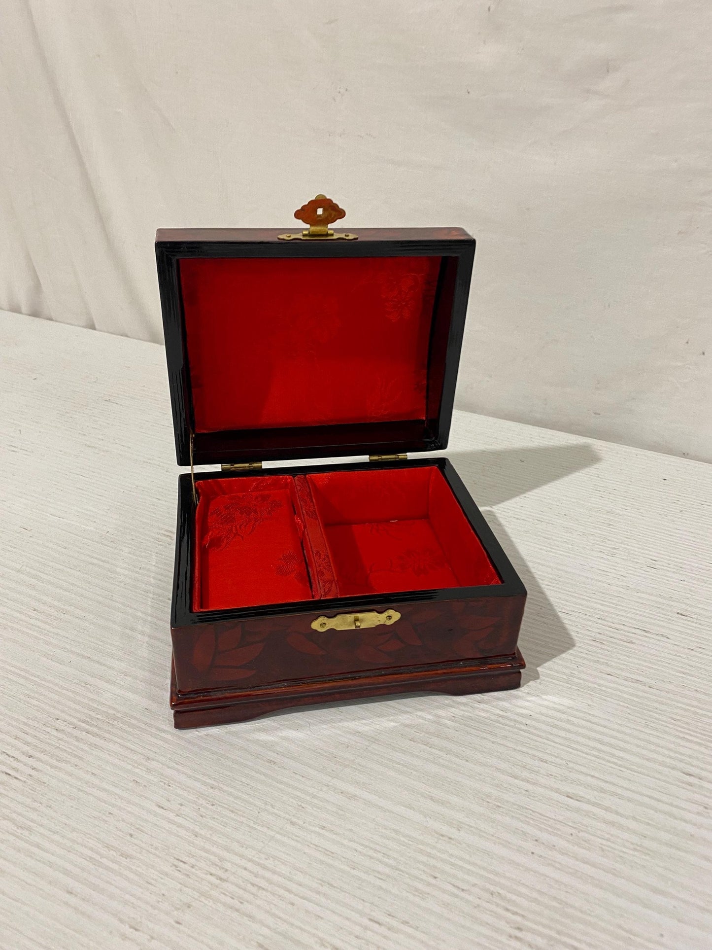 Scatola Portagioie Vintage con Carillon Funzionante - Elegante Legno Laccato e Tessuto Rosso (16x13x9 cm) - Regalo Rétro