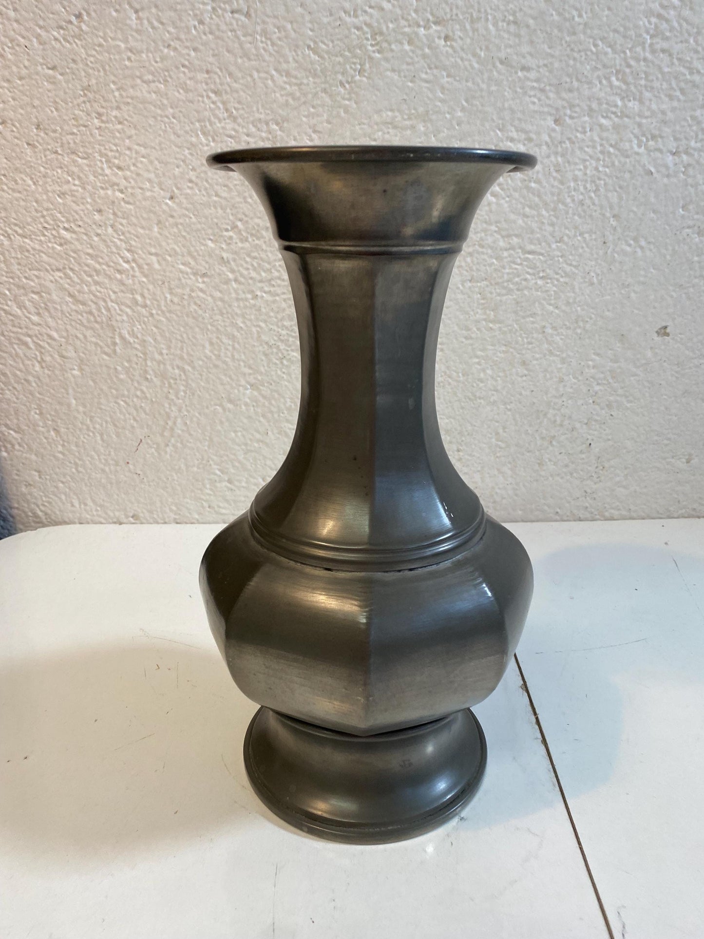 Vaso in peltro vecchio vintage inciso, altezza 35,5 cm, larghezza 20 cm Elegante design classico