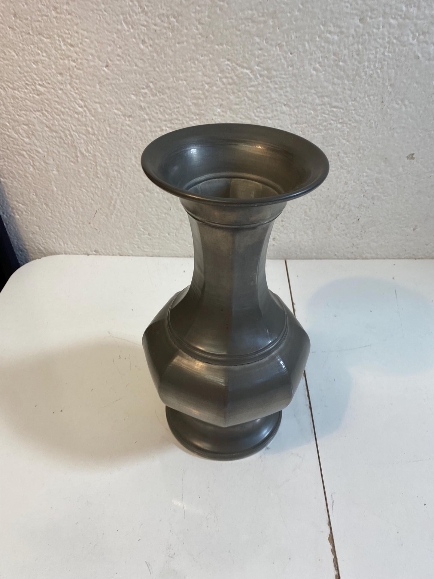 Vaso in peltro vecchio vintage inciso, altezza 35,5 cm, larghezza 20 cm Elegante design classico