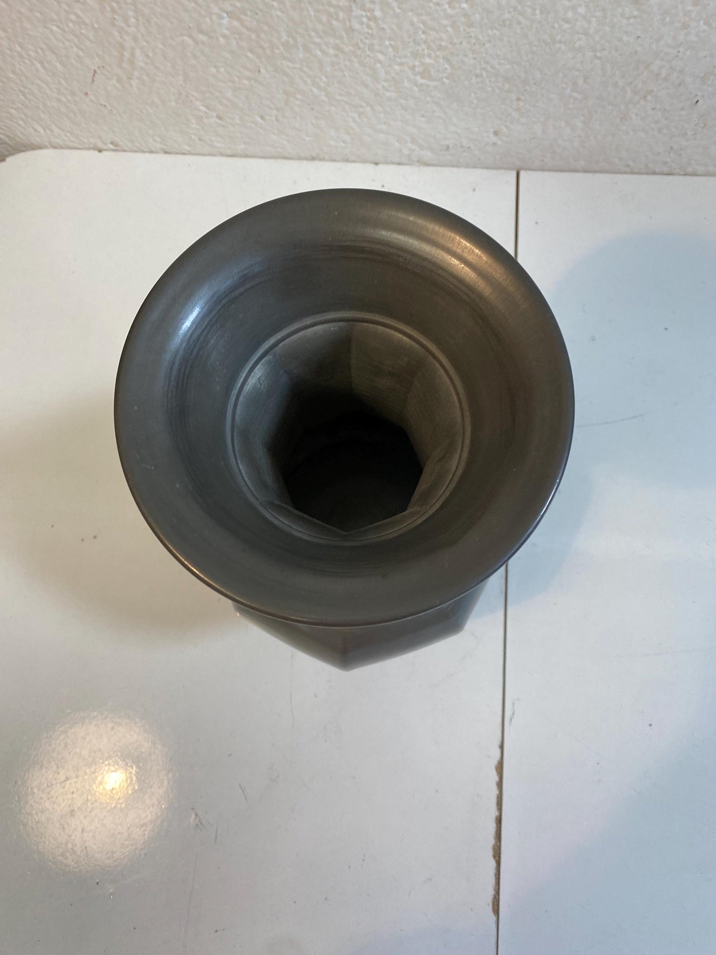Vaso in peltro vecchio vintage inciso, altezza 35,5 cm, larghezza 20 cm Elegante design classico