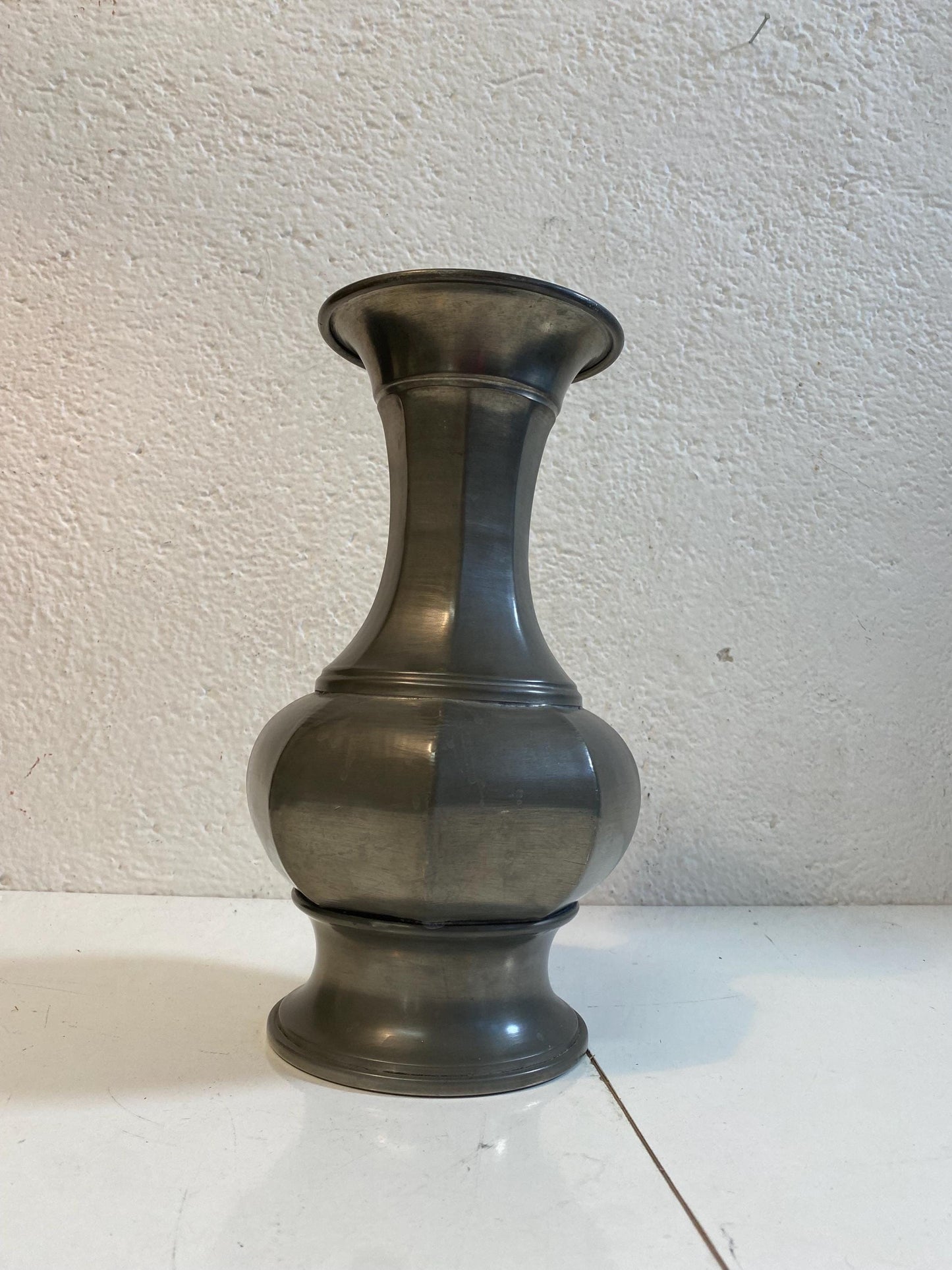 Vaso in peltro vecchio vintage inciso, altezza 35,5 cm, larghezza 20 cm Elegante design classico