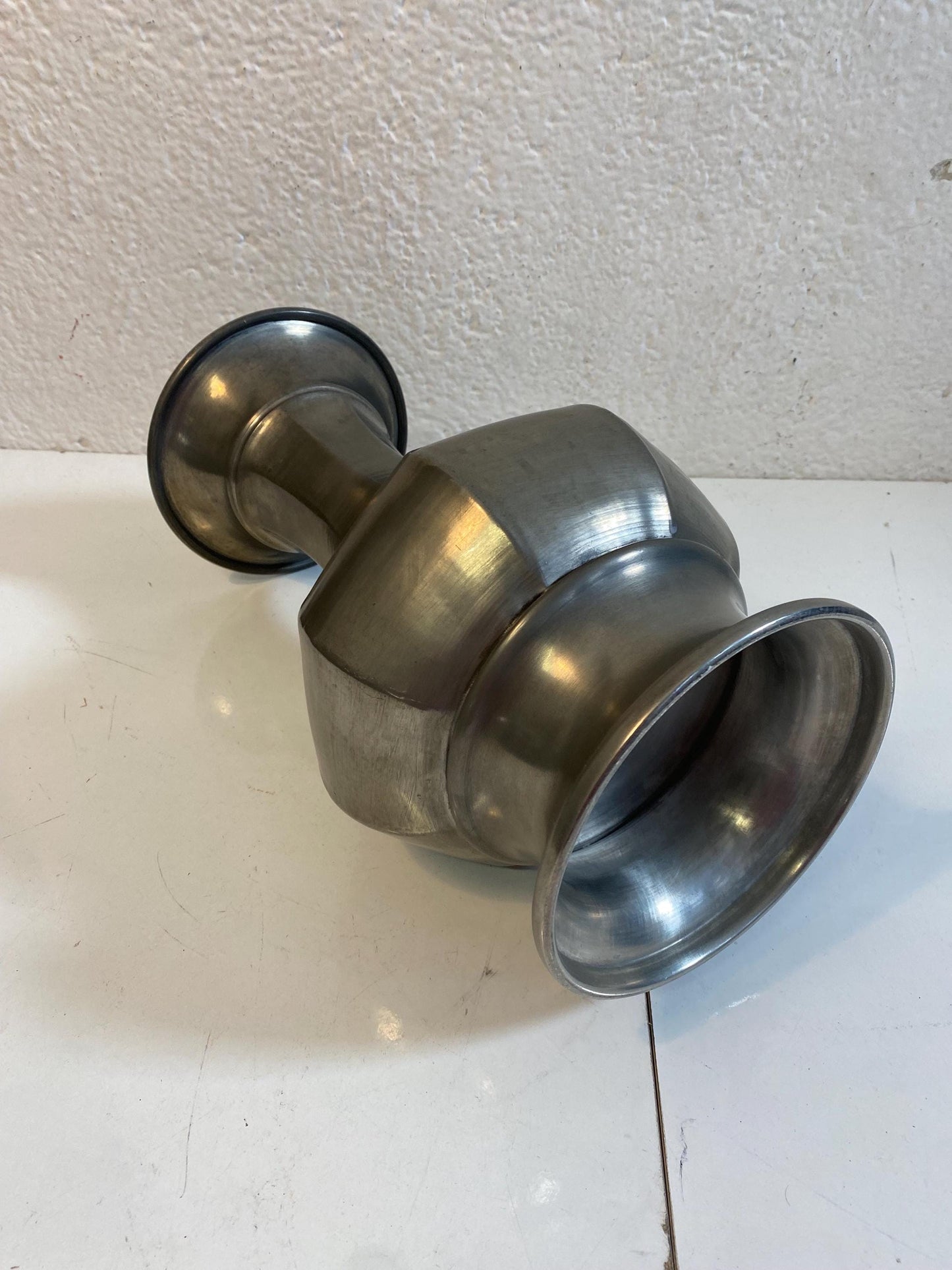 Vaso in peltro vecchio vintage inciso, altezza 35,5 cm, larghezza 20 cm Elegante design classico