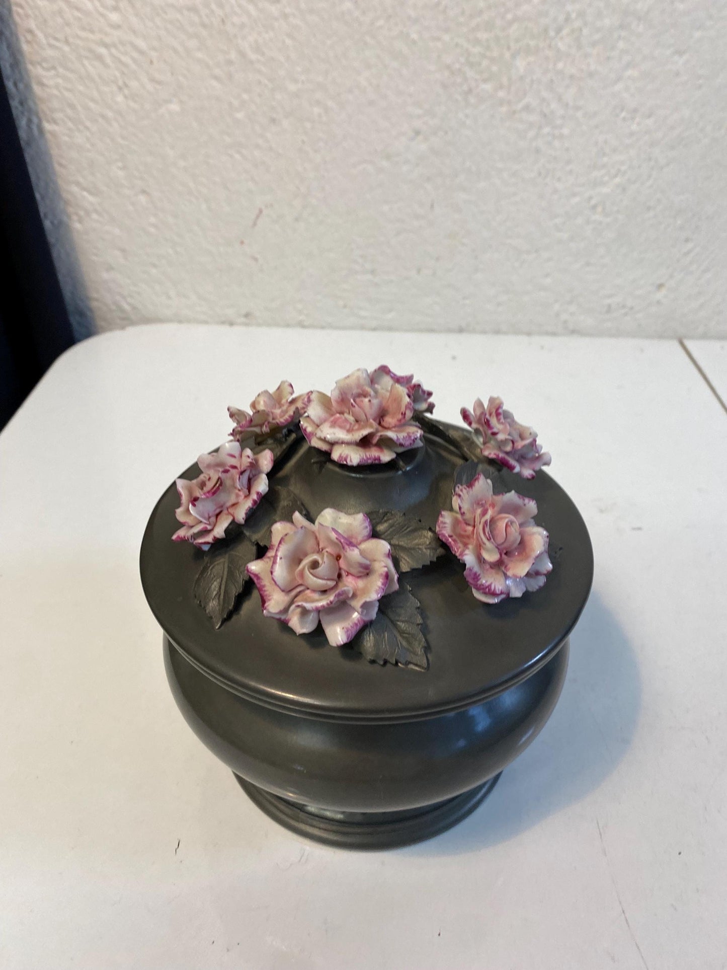 porta bon bon vintage in metallo (peltro) con fiori in ceramica dipinta a mano  Made in Italy 17x16 cm