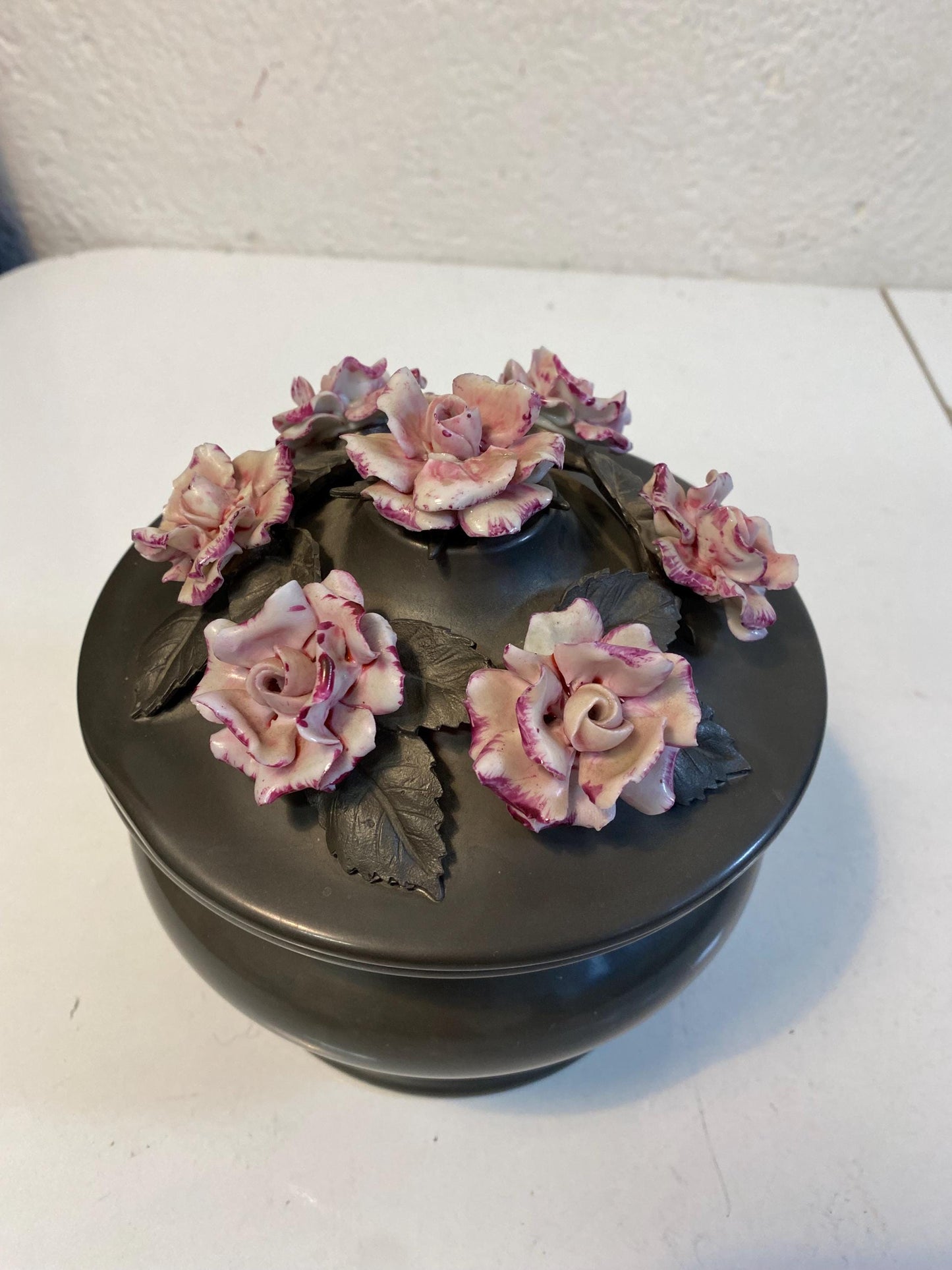 porta bon bon vintage in metallo (peltro) con fiori in ceramica dipinta a mano  Made in Italy 17x16 cm