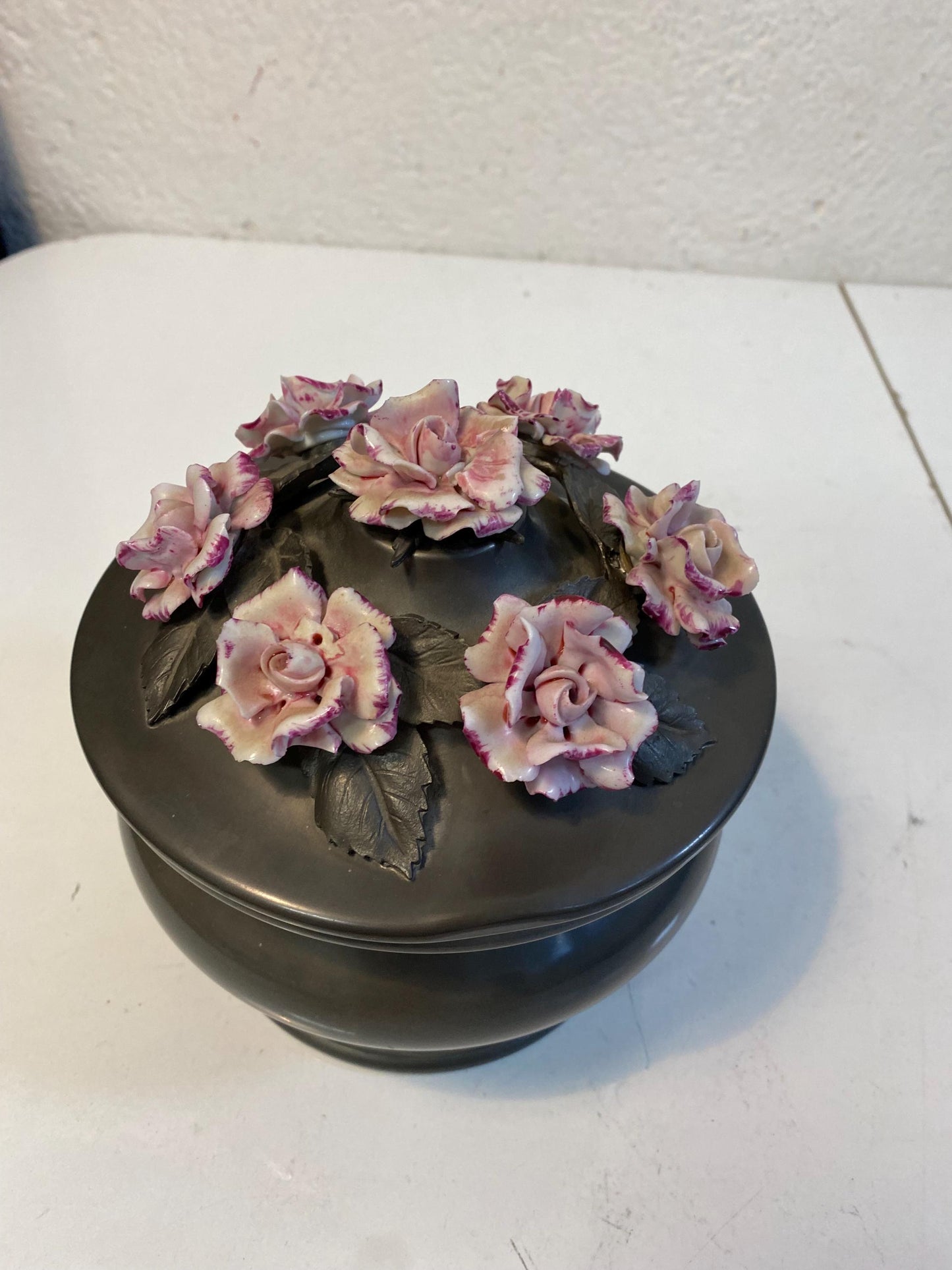 porta bon bon vintage in metallo (peltro) con fiori in ceramica dipinta a mano  Made in Italy 17x16 cm