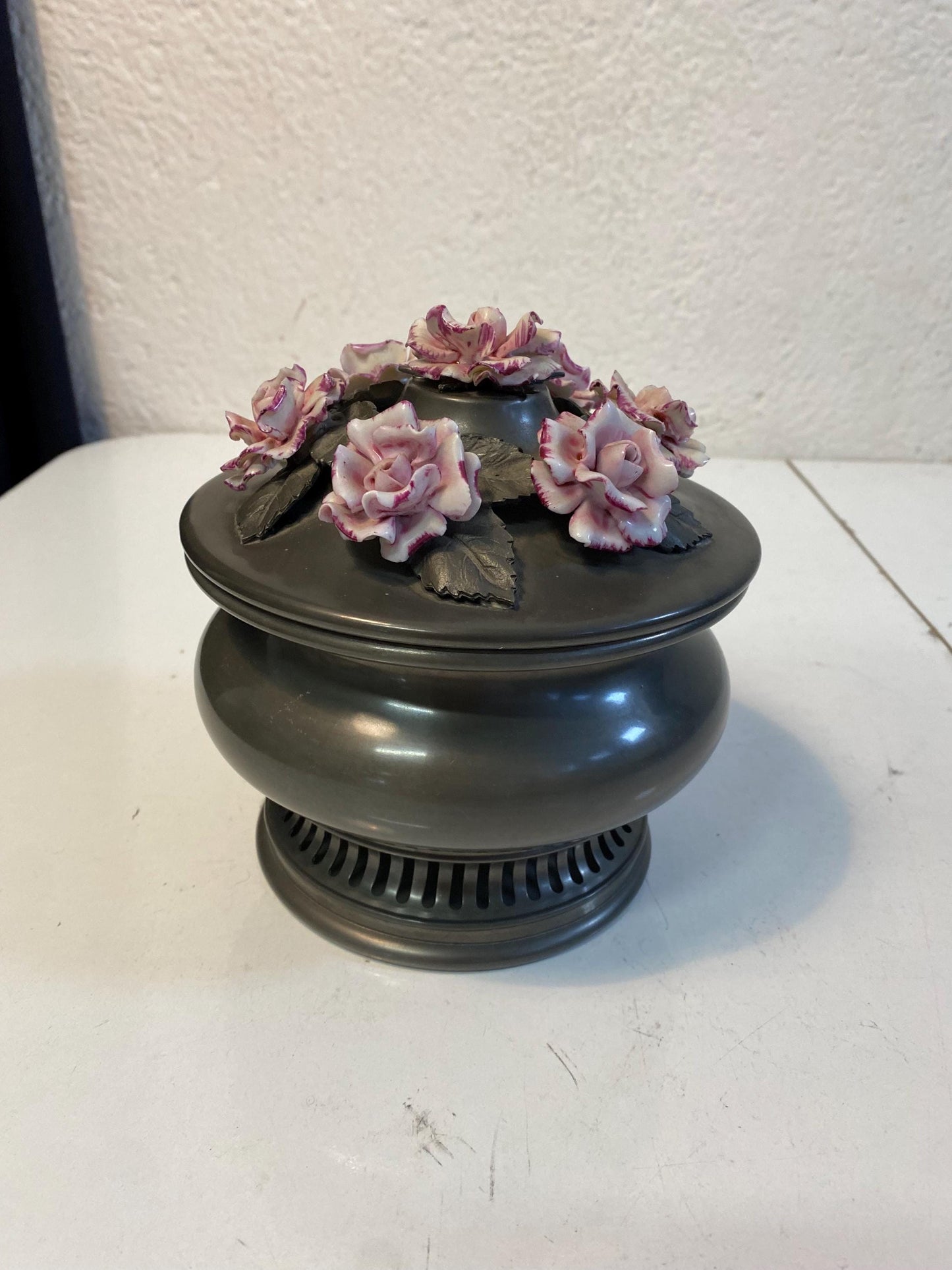 porta bon bon vintage in metallo (peltro) con fiori in ceramica dipinta a mano  Made in Italy 17x16 cm