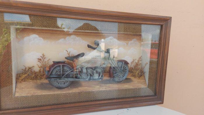 Diorama Vintage in Legno e Metallo - Moto Custom - 44x25x6 cm - Fatto a Mano