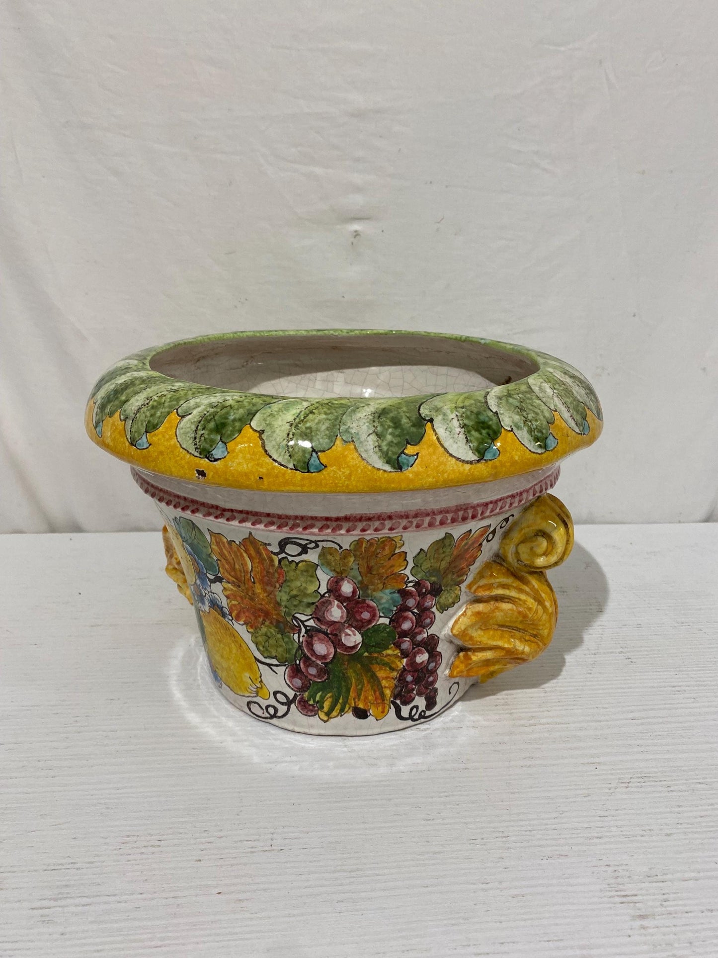 Sottovaso in Ceramica Dipinto a Mano Stile Mediterraneo con Limoni e Uva Costa dAmalfi Eleganza Artigianale Italiana 32 cm (12.6)