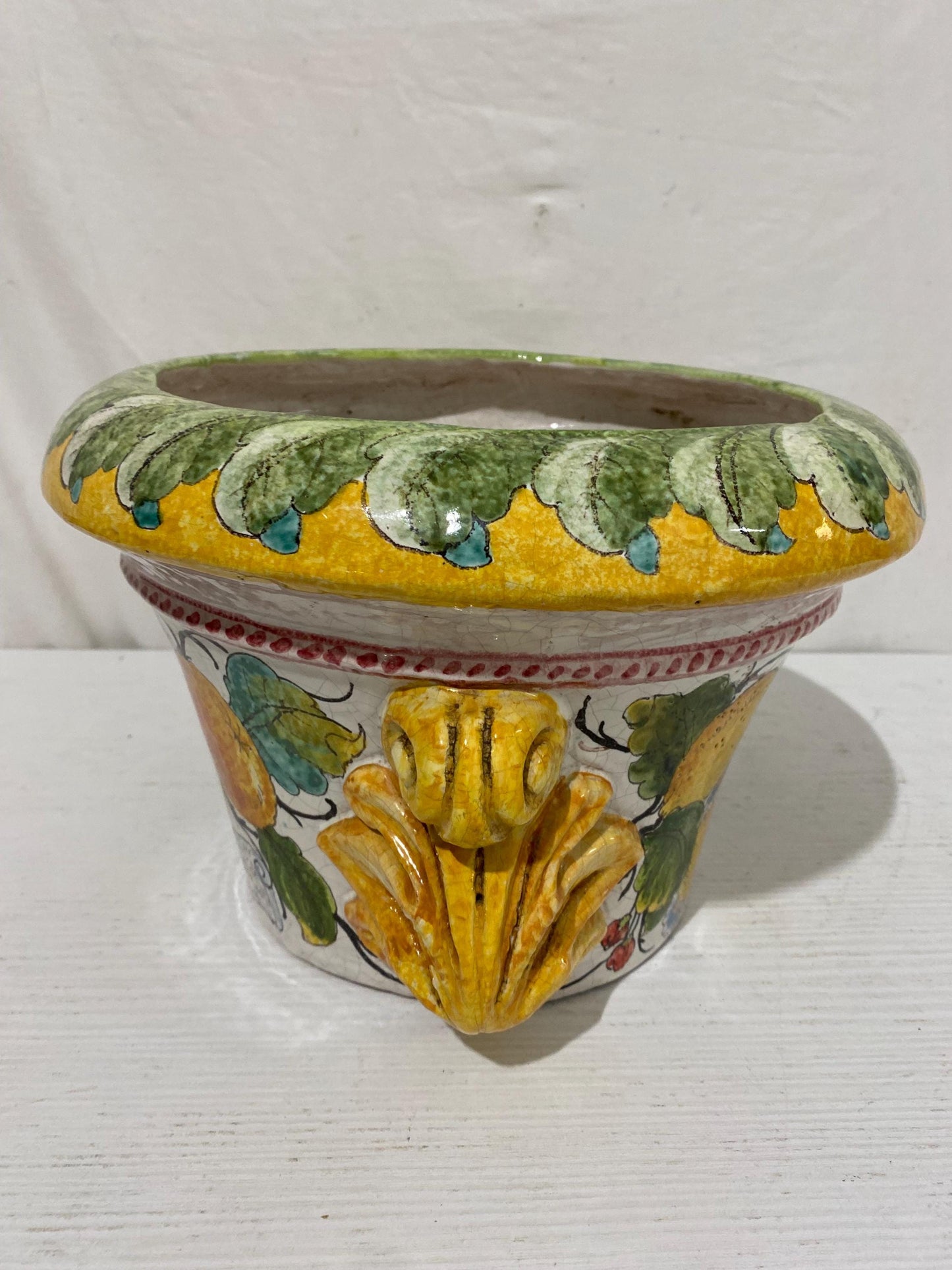 Sottovaso in Ceramica Dipinto a Mano Stile Mediterraneo con Limoni e Uva Costa dAmalfi Eleganza Artigianale Italiana 32 cm (12.6)