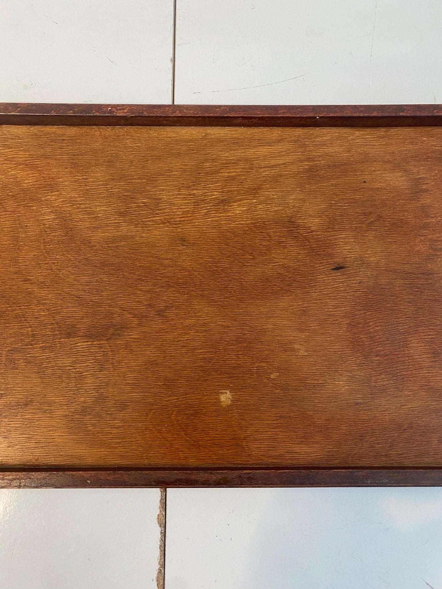 Vassoio vintage in legno con angoli e manici in metallo Stile retrò elegante (47x29 cm)