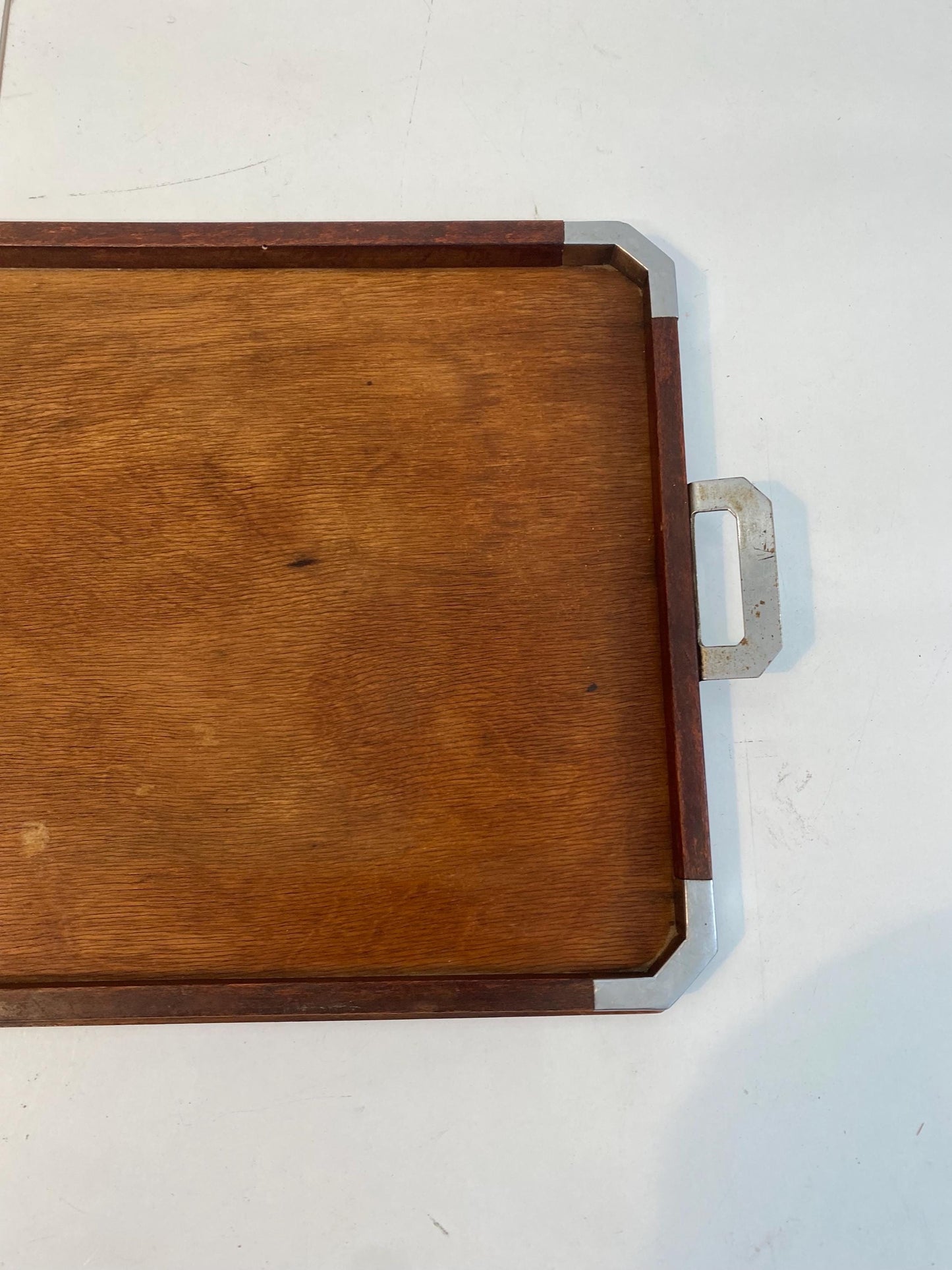 Vassoio vintage in legno con angoli e manici in metallo Stile retrò elegante (47x29 cm)
