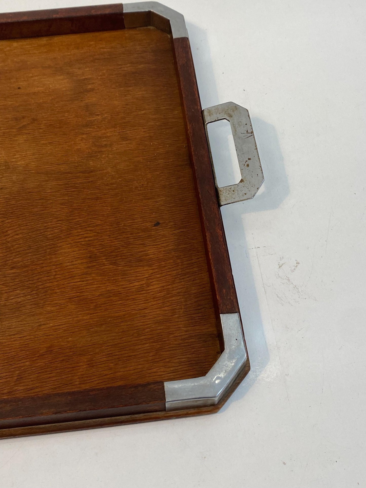 Vassoio vintage in legno con angoli e manici in metallo Stile retrò elegante (47x29 cm)