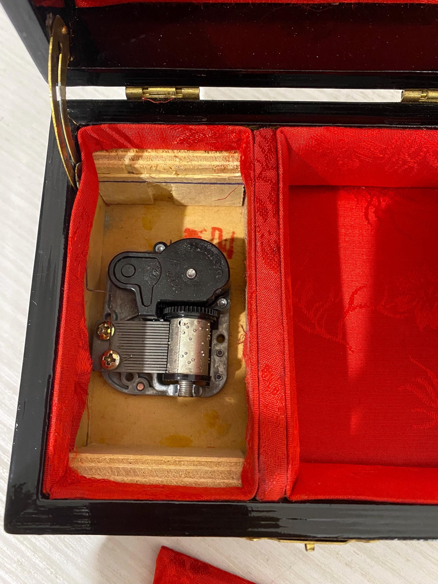 Scatola Portagioie Vintage con Carillon Funzionante - Elegante Legno Laccato e Tessuto Rosso (16x13x9 cm) - Regalo Rétro