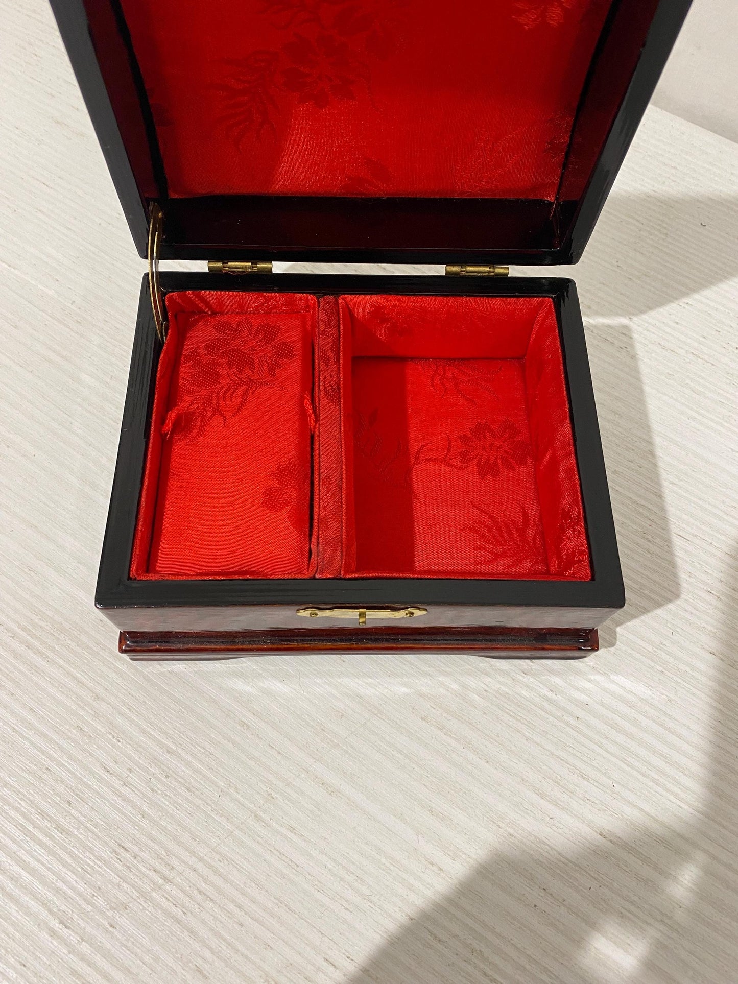 Scatola Portagioie Vintage con Carillon Funzionante - Elegante Legno Laccato e Tessuto Rosso (16x13x9 cm) - Regalo Rétro