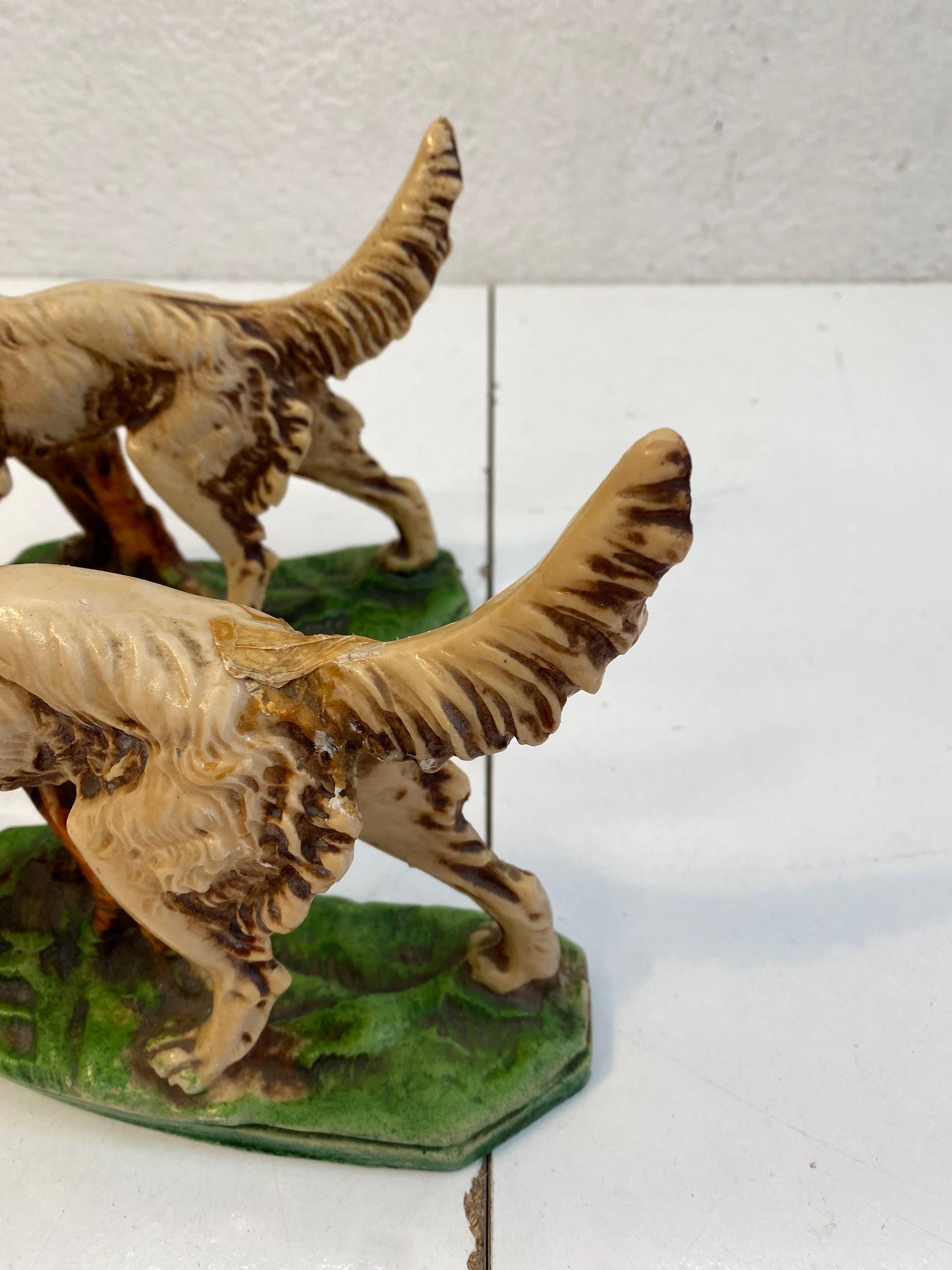 Coppia di Statuette figure Vintage Setter Inglese in Resina Dipinta a Mano 17x21x6 cm