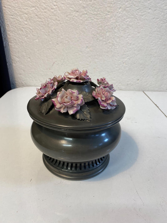 porta bon bon vintage in metallo (peltro) con fiori in ceramica dipinta a mano  Made in Italy 17x16 cm