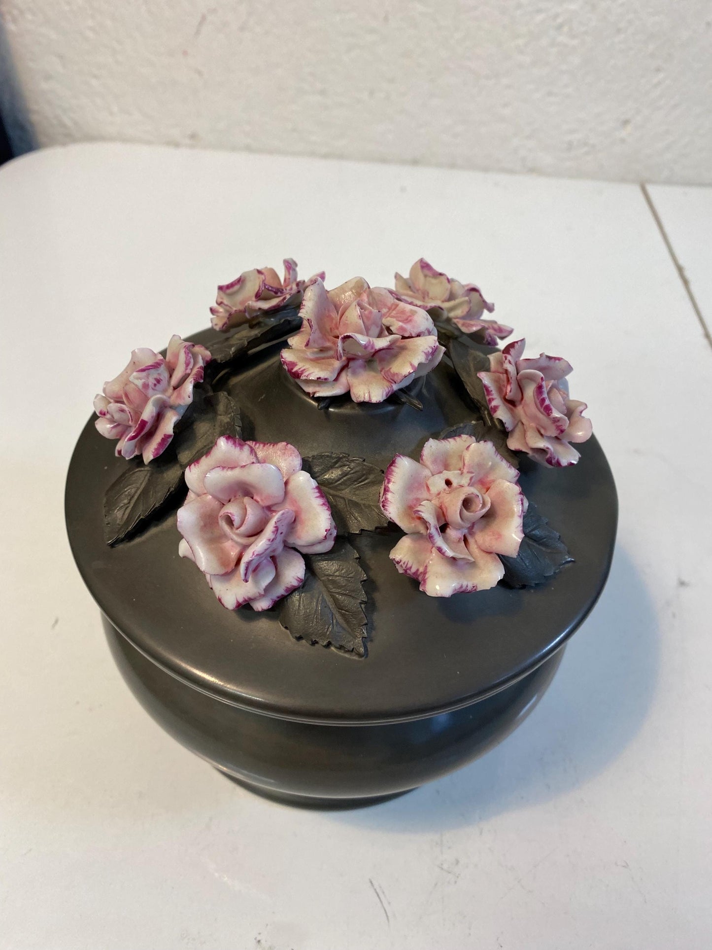 porta bon bon vintage in metallo (peltro) con fiori in ceramica dipinta a mano  Made in Italy 17x16 cm