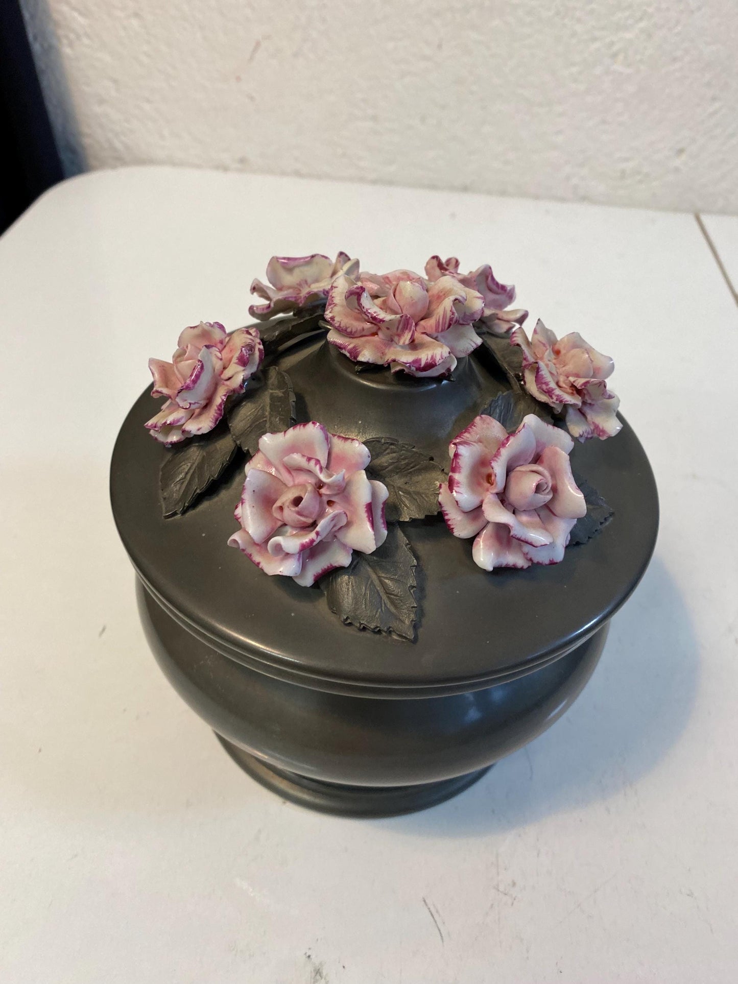 porta bon bon vintage in metallo (peltro) con fiori in ceramica dipinta a mano  Made in Italy 17x16 cm