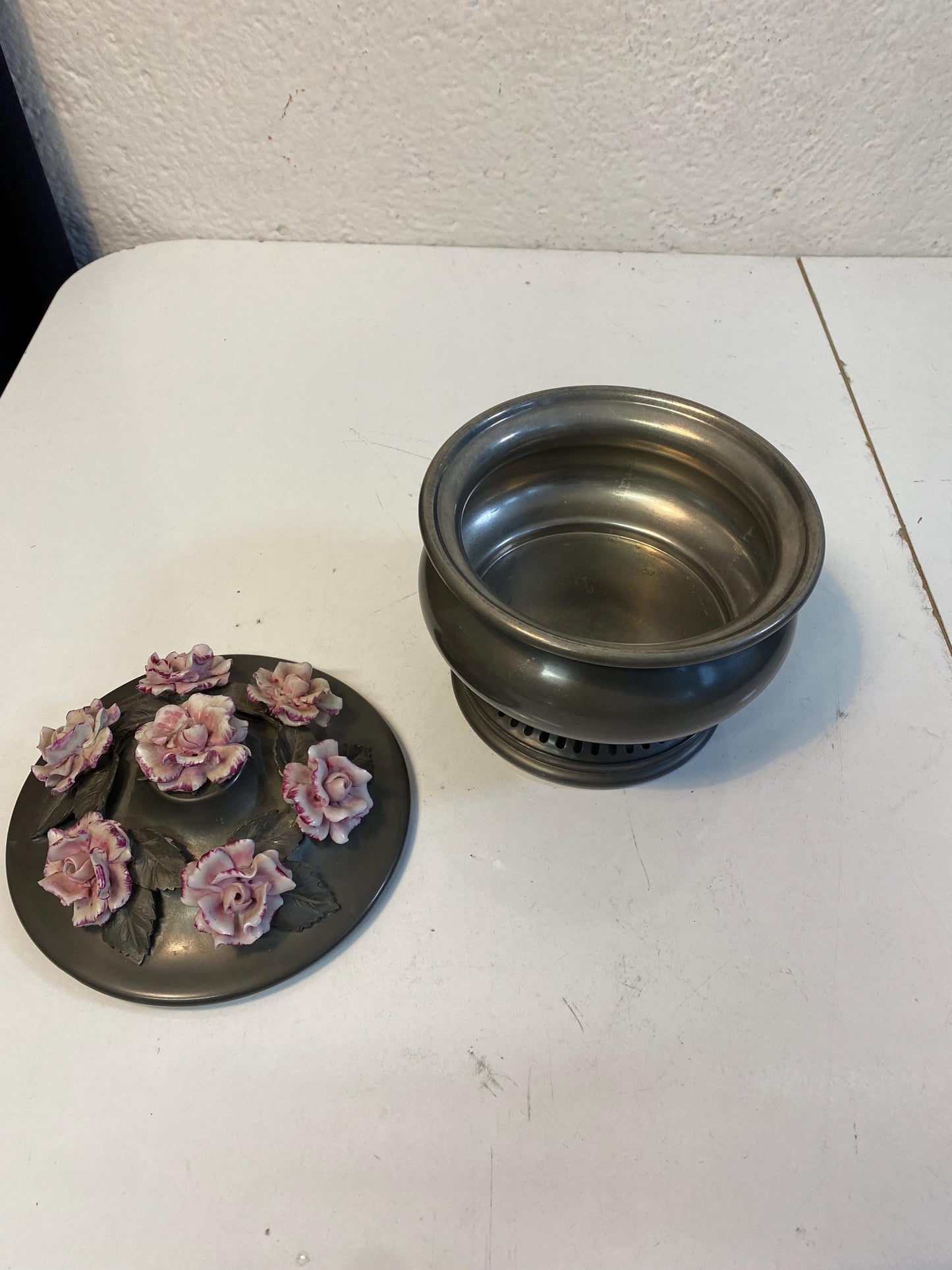 porta bon bon vintage in metallo (peltro) con fiori in ceramica dipinta a mano  Made in Italy 17x16 cm