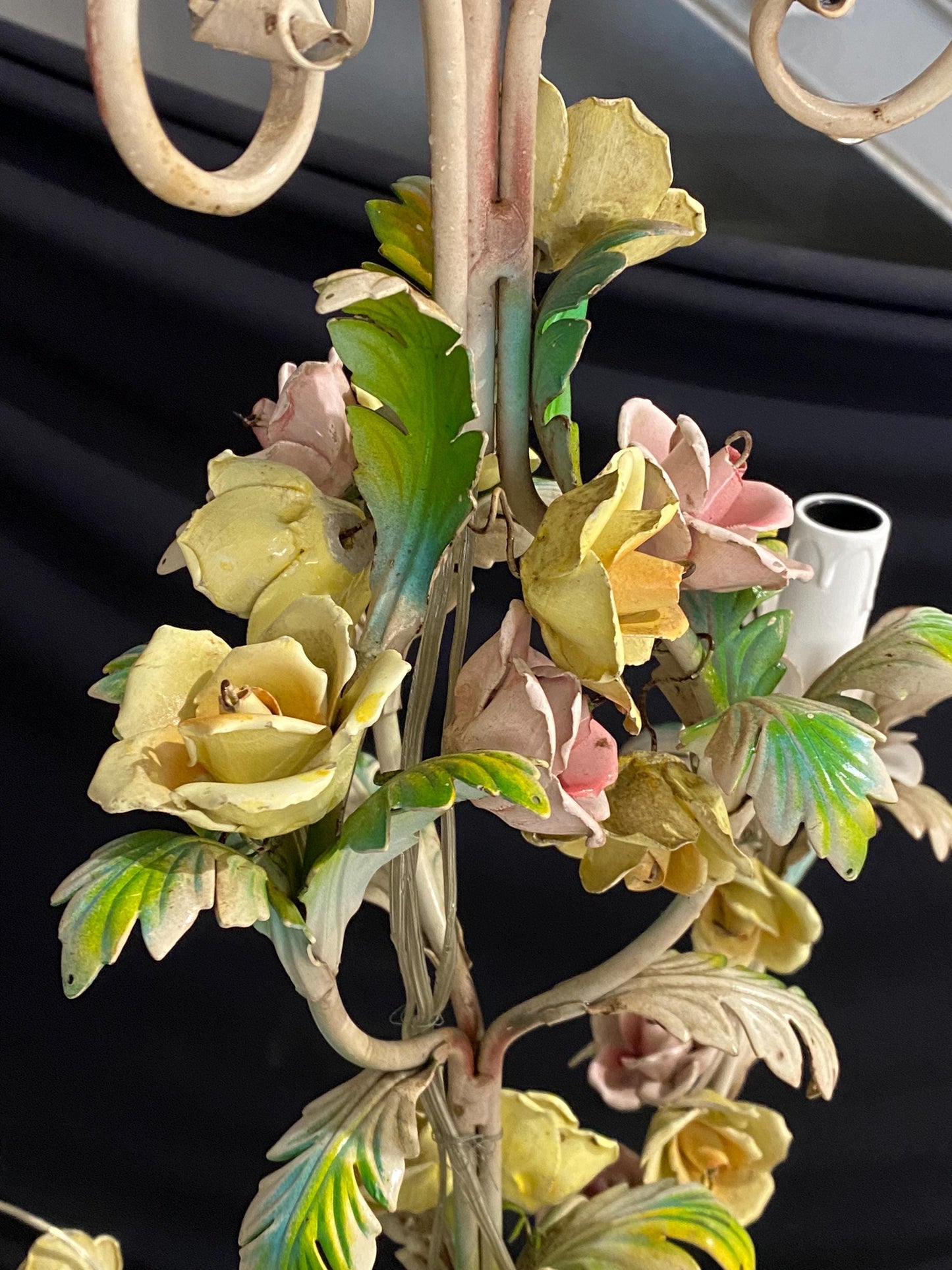 Lampadario vintage 3 luci con rose in ceramica dipinte a mano ferro lavorato shabby chic 60x41 cm (23,6"x16,1")