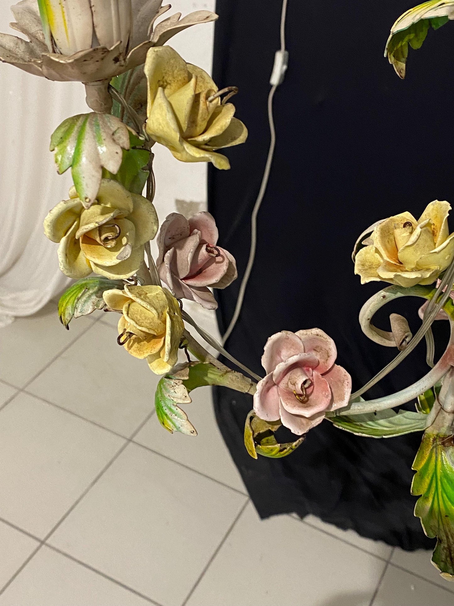 Lampadario vintage 3 luci con rose in ceramica dipinte a mano ferro lavorato shabby chic 60x41 cm (23,6"x16,1")