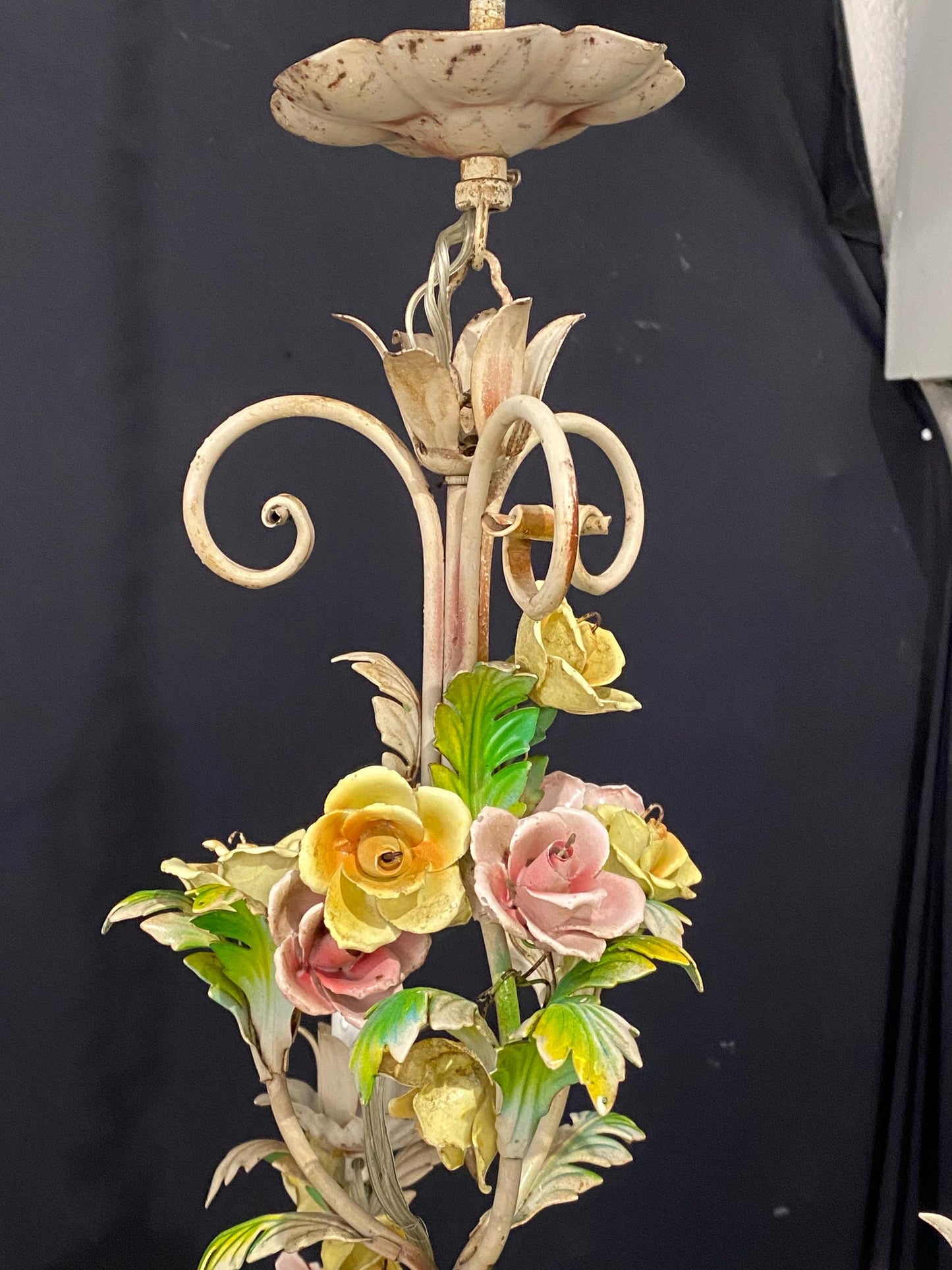 Lampadario vintage 3 luci con rose in ceramica dipinte a mano ferro lavorato shabby chic 60x41 cm (23,6"x16,1")