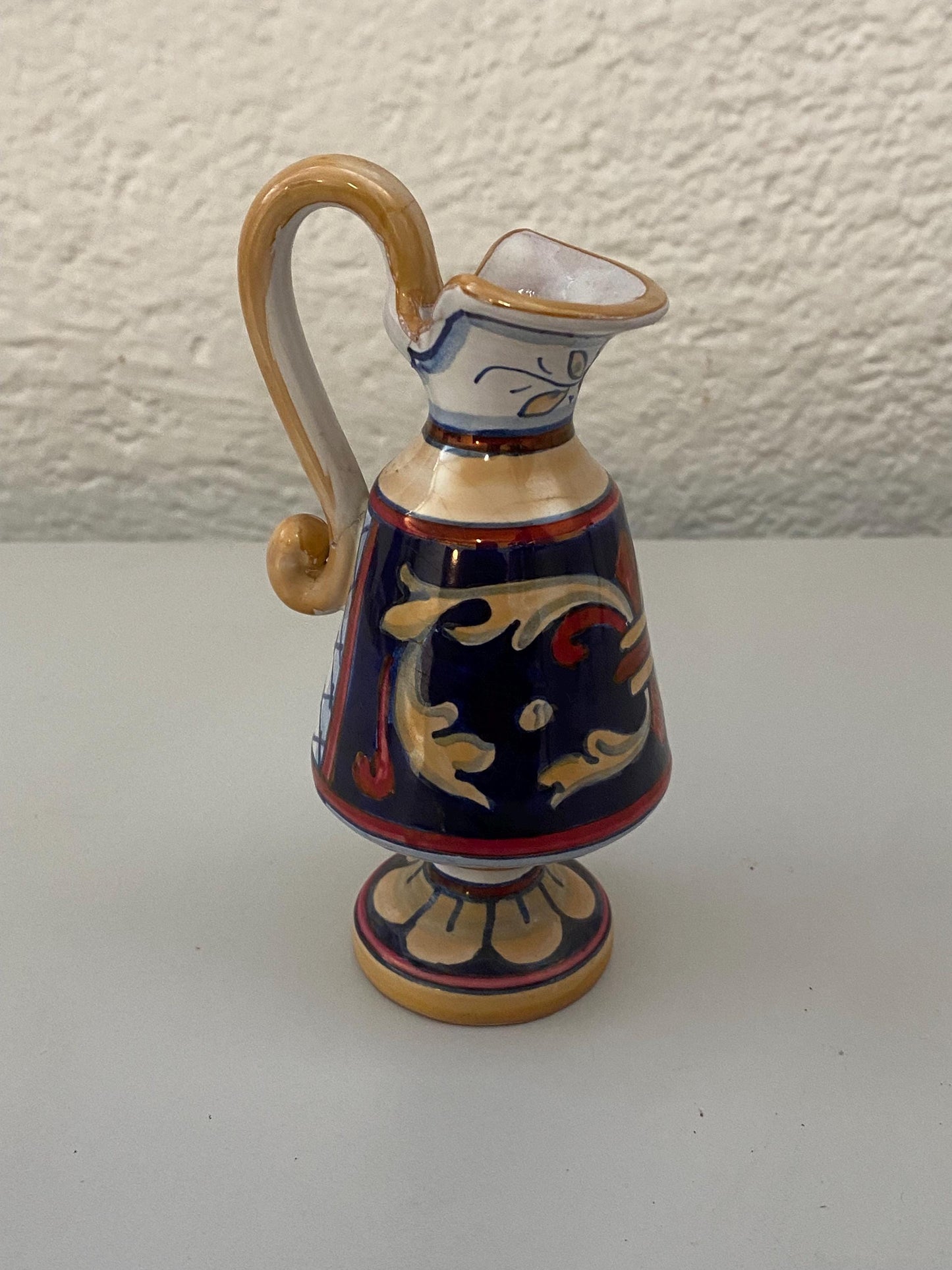 Piccola brocca vintage in ceramica Deruta firmata Raffi  Dipinta a mano  13,5x6,5x6 cm