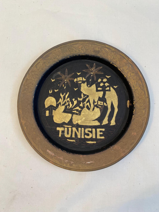 Piatto da parete tunisino vintage 24,5 cm in ottone inciso  decorazione orientale con cammello e scritta Tunisie