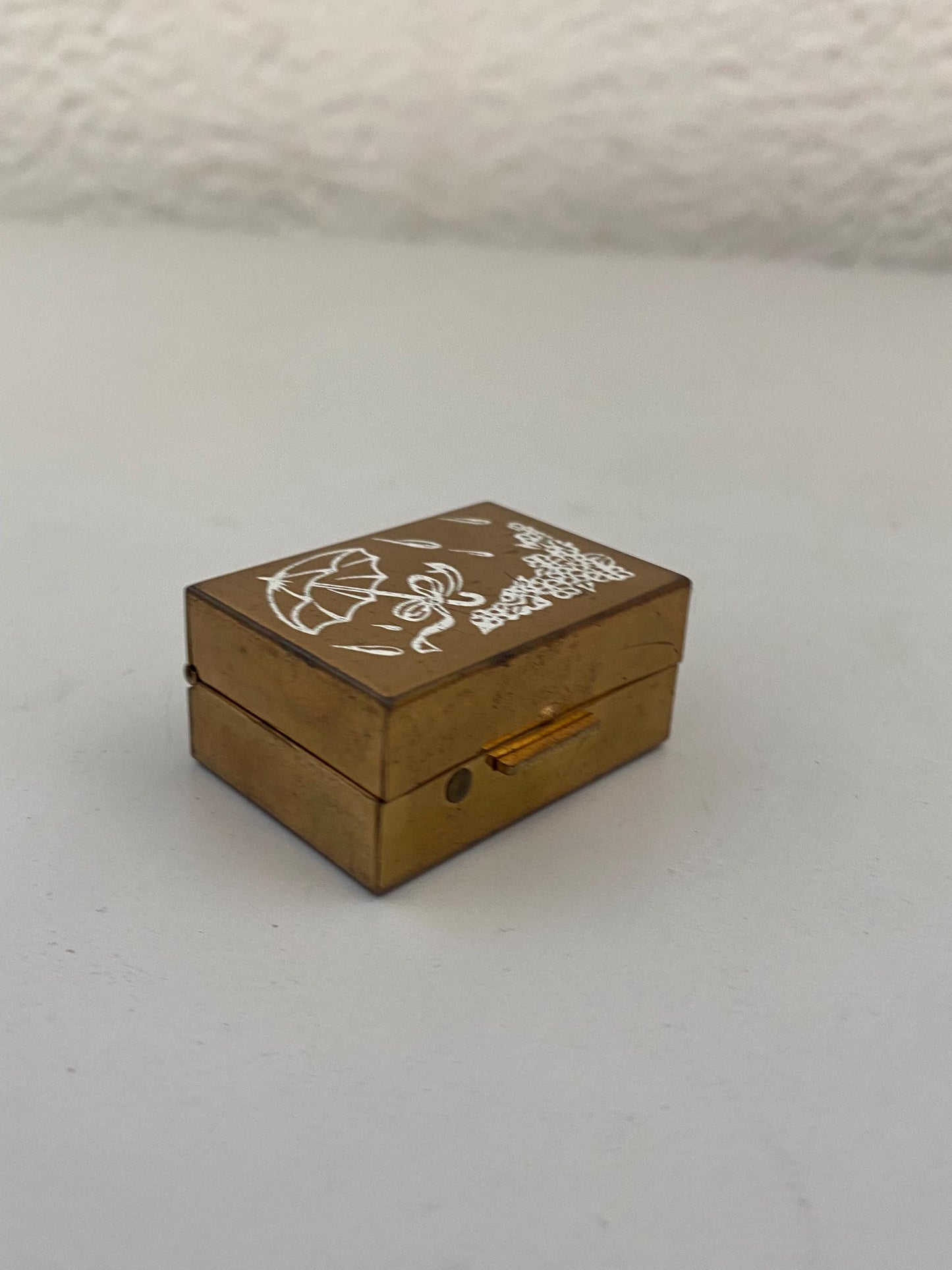 Portapillole vintage in ottone inciso con fiori e ombrello scatolina da collezione 4x3x2 cm