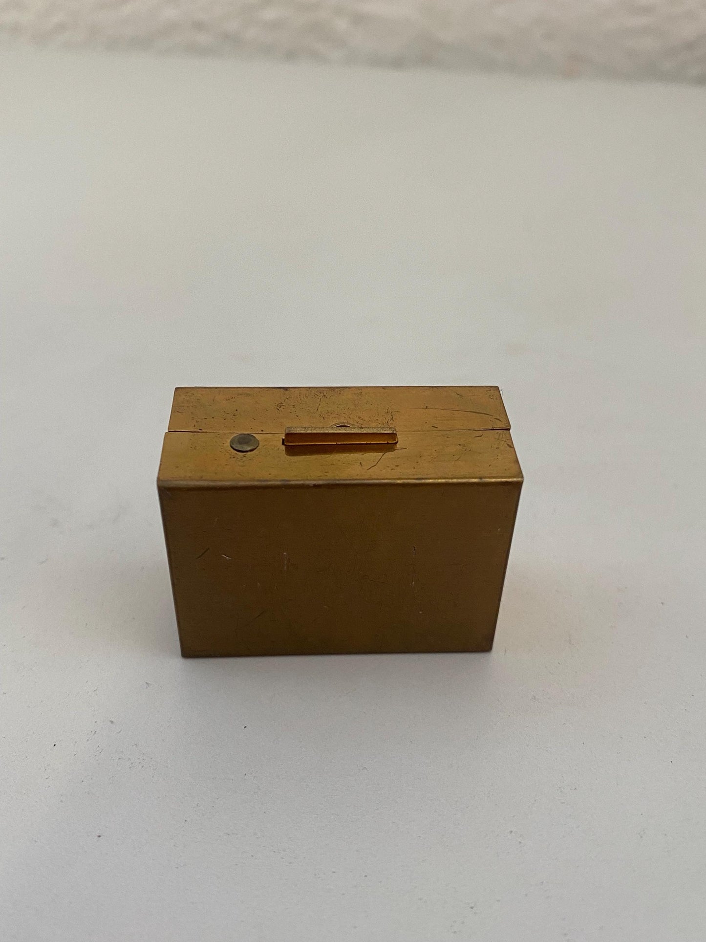 Portapillole vintage in ottone inciso con fiori e ombrello scatolina da collezione 4x3x2 cm