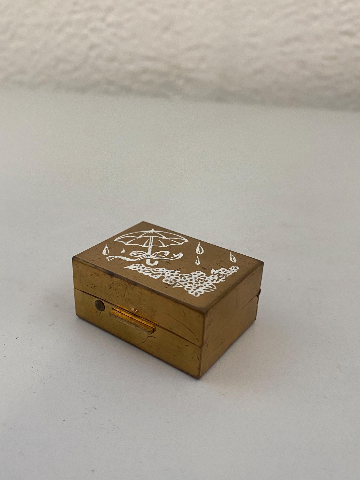 Portapillole vintage in ottone inciso con fiori e ombrello scatolina da collezione 4x3x2 cm