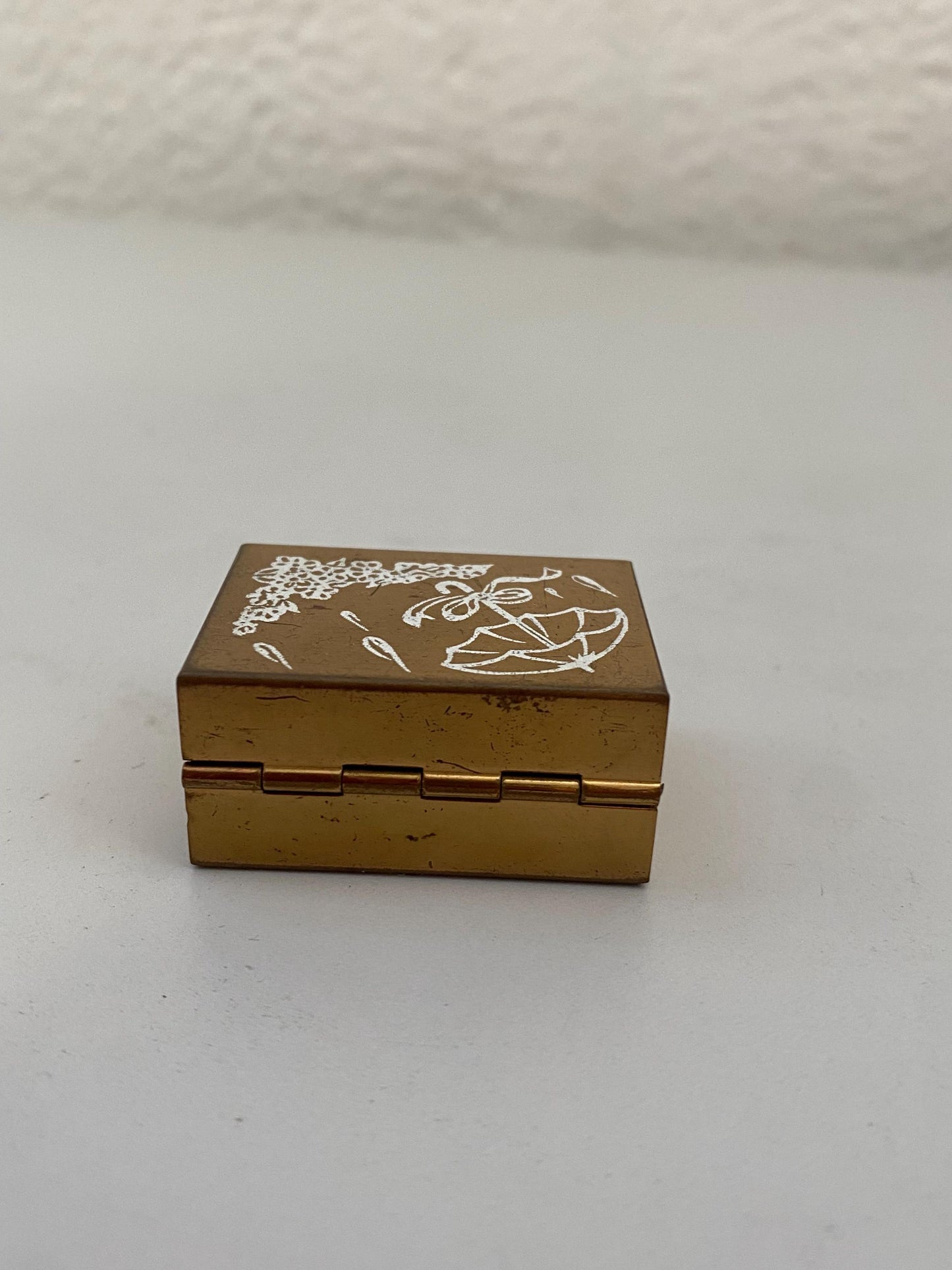 Portapillole vintage in ottone inciso con fiori e ombrello scatolina da collezione 4x3x2 cm