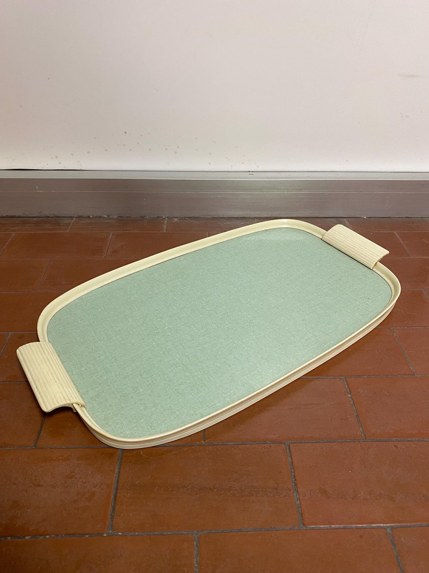 Vassoio Vintage Anni '60 in Plastica Crema - Originale Italiano - 48x26 cm