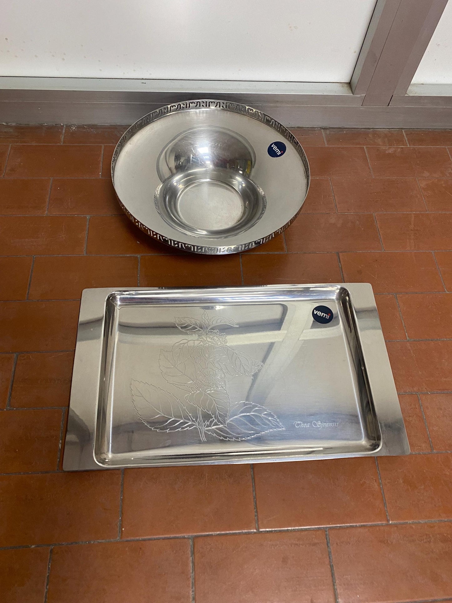 Scodella e Vassoio in Acciaio Marca Vemi - Diametro 28 cm, Misure 40x23,5 cm - Ottime Condizioni - Eleganza per la Tua Casa