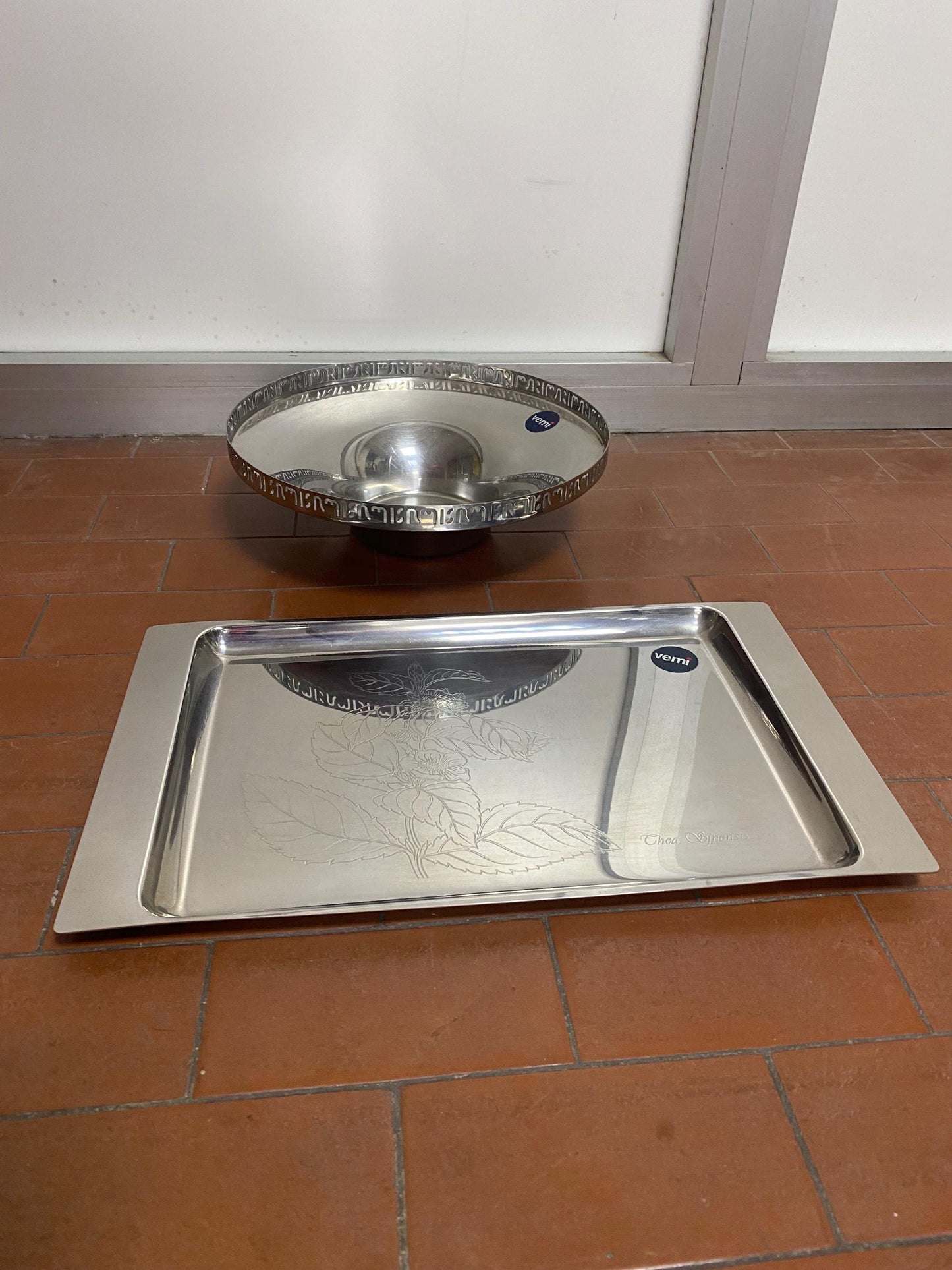 Scodella e Vassoio in Acciaio Marca Vemi - Diametro 28 cm, Misure 40x23,5 cm - Ottime Condizioni - Eleganza per la Tua Casa