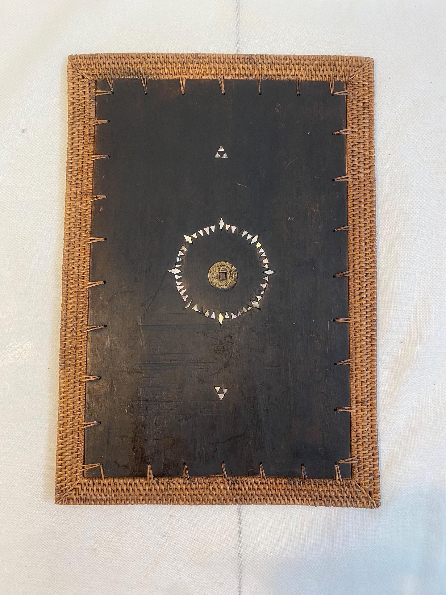 Pannello etnico da parete con moneta asiatica, legno intarsiato a mano con madreperla e bordo in rattan 34x23 cm