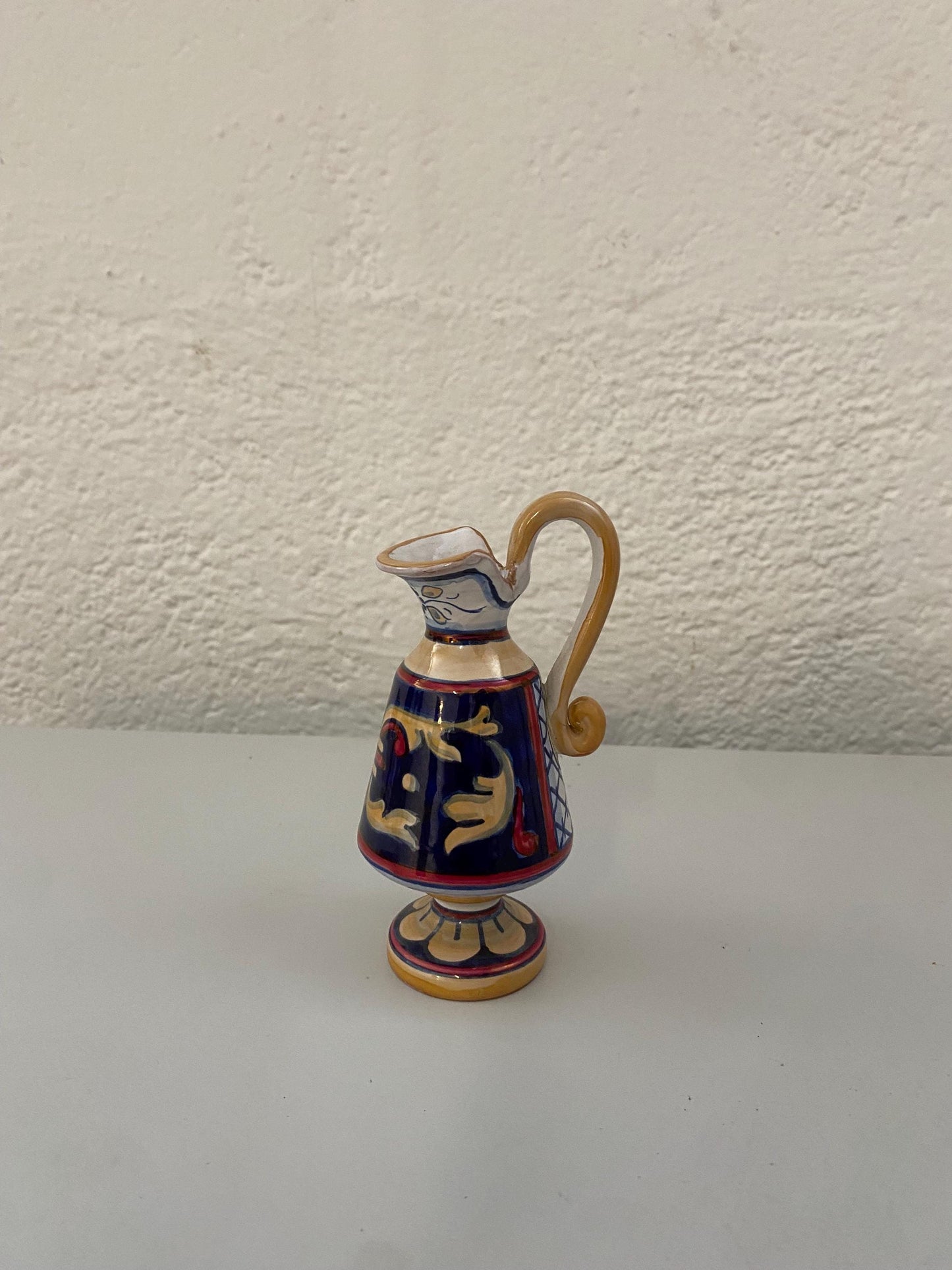 Piccola brocca vintage in ceramica Deruta firmata Raffi  Dipinta a mano  13,5x6,5x6 cm