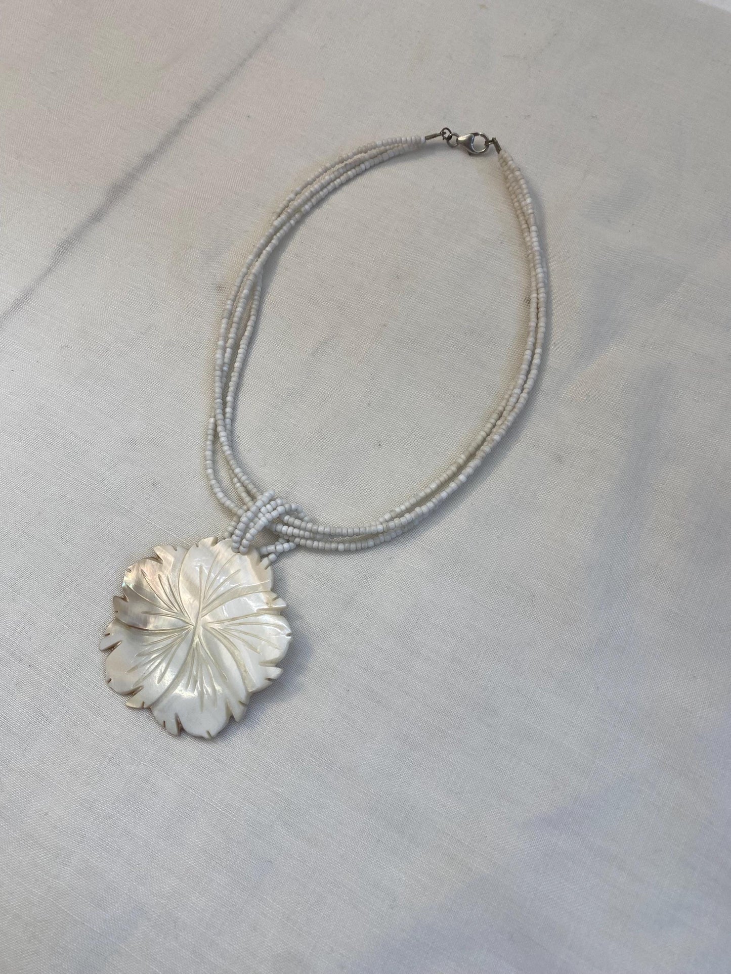 Collana con foglia in madreperla intagliata | Gioiello boho con perline bianche | Pendente 15 cm | Collana artigianale elegante