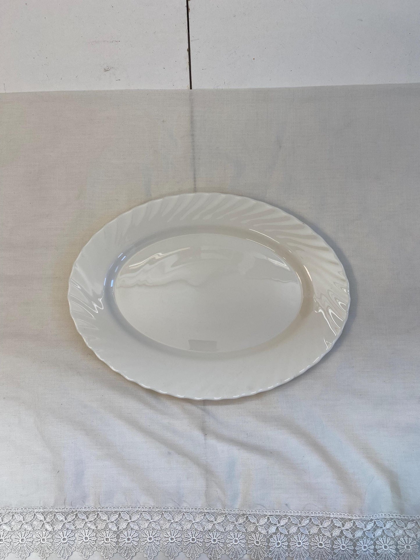 Piatto da portata ovale Arcopal France | Vetro opalino bianco 35x26 cm | Design vintage elegante per tavola e cucina